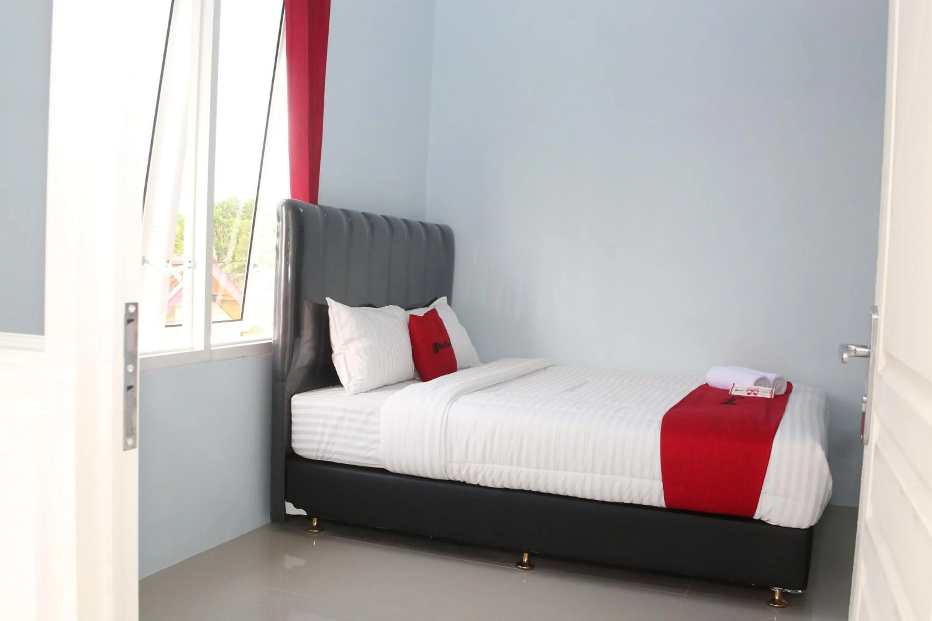 Bed in RedDoorz Syariah near Suncity Mall Madiun