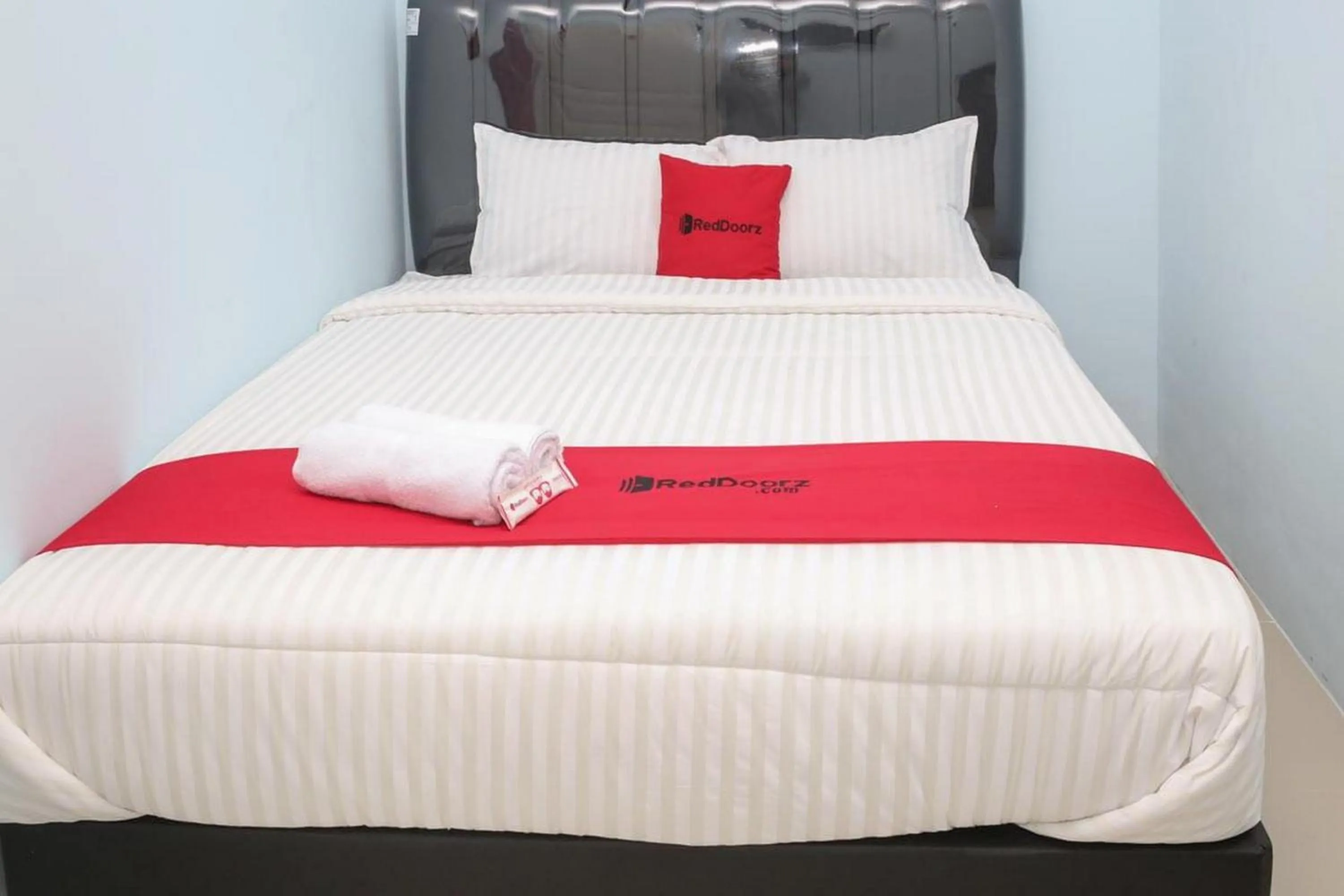 Bedroom, Bed in RedDoorz Syariah near Suncity Mall Madiun