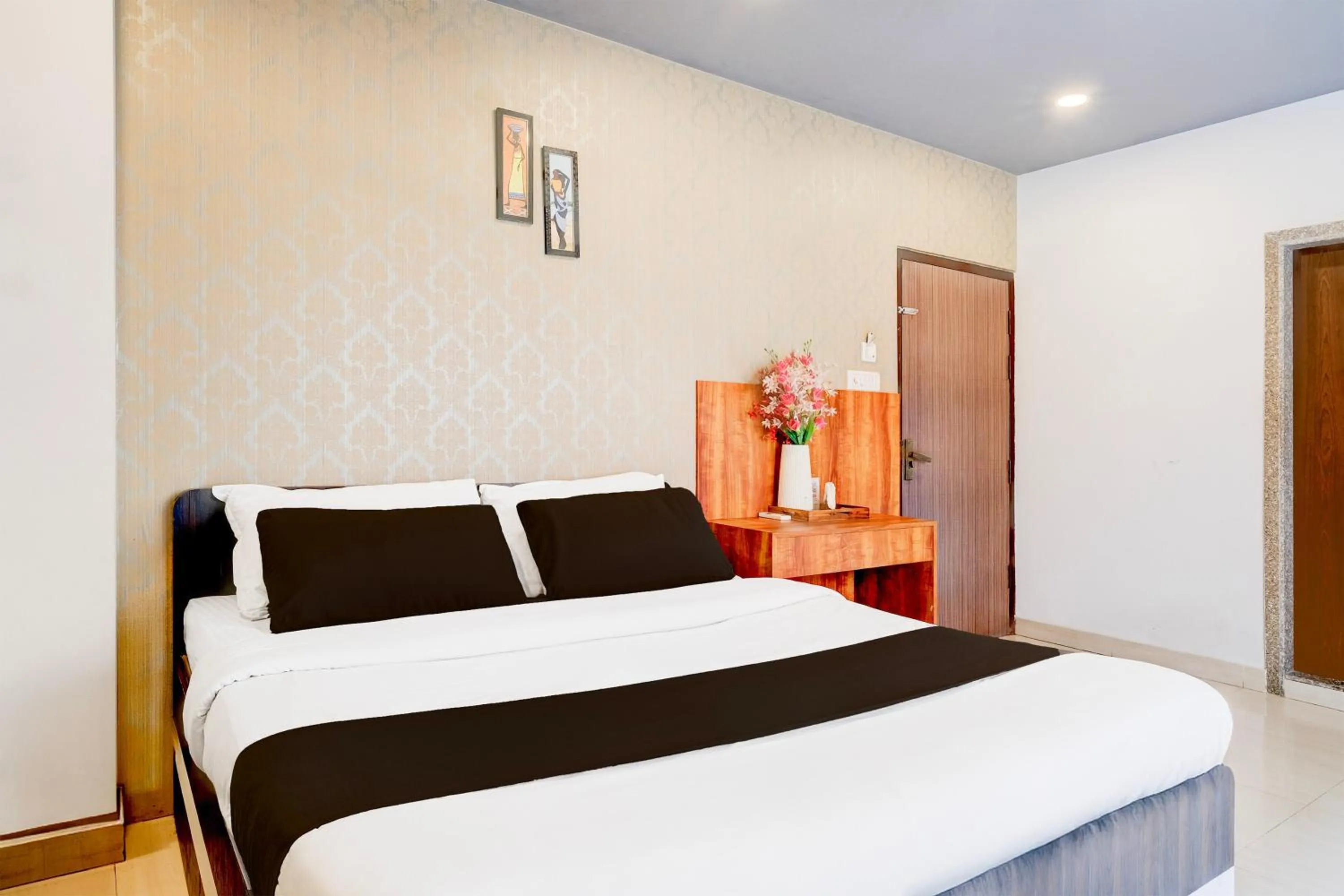Bedroom, Bed in Super Townhouse Beltola Tiniali Formerly Hotel Pratishtha