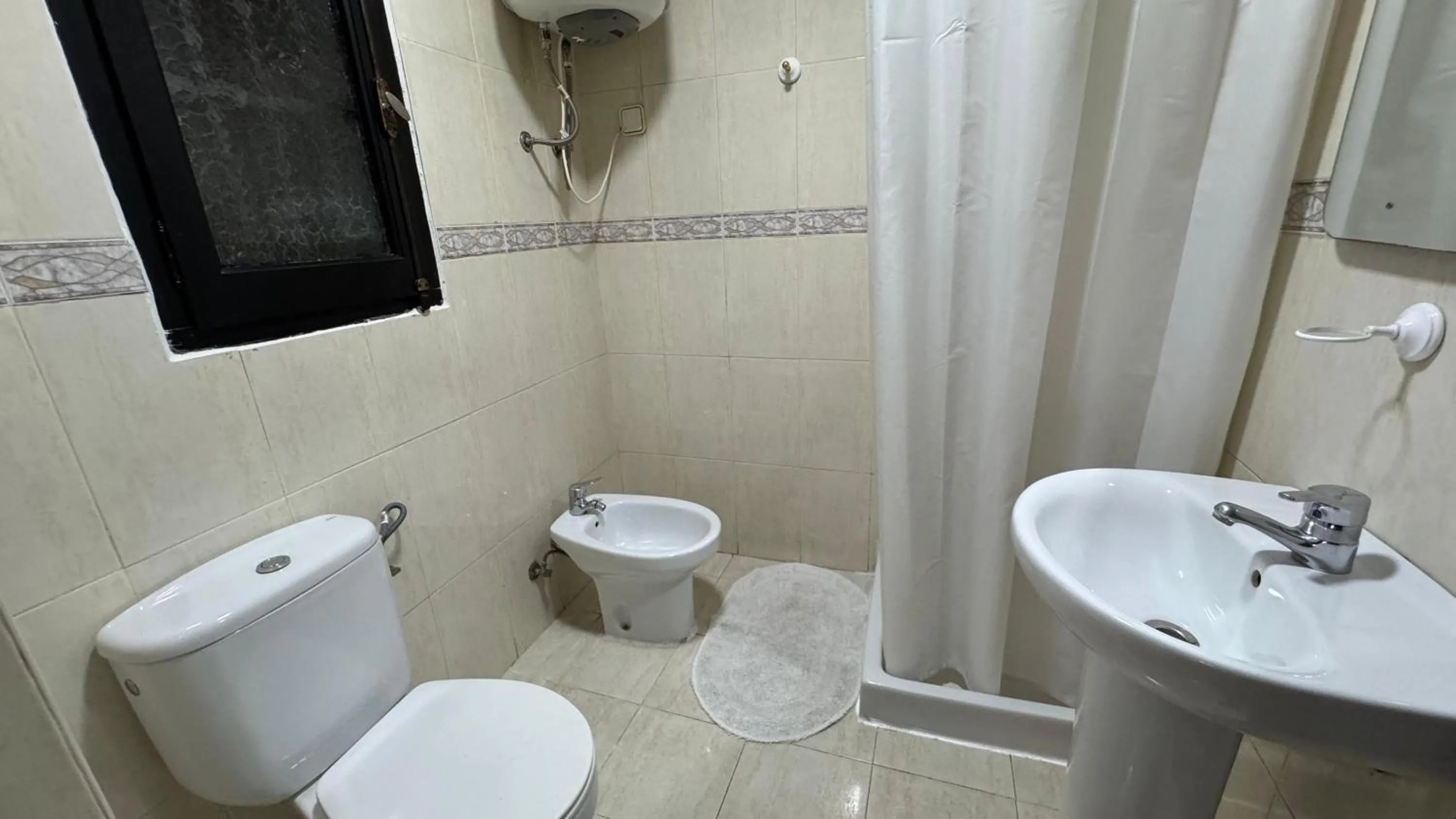 Shower in PENSIÓN ROSA