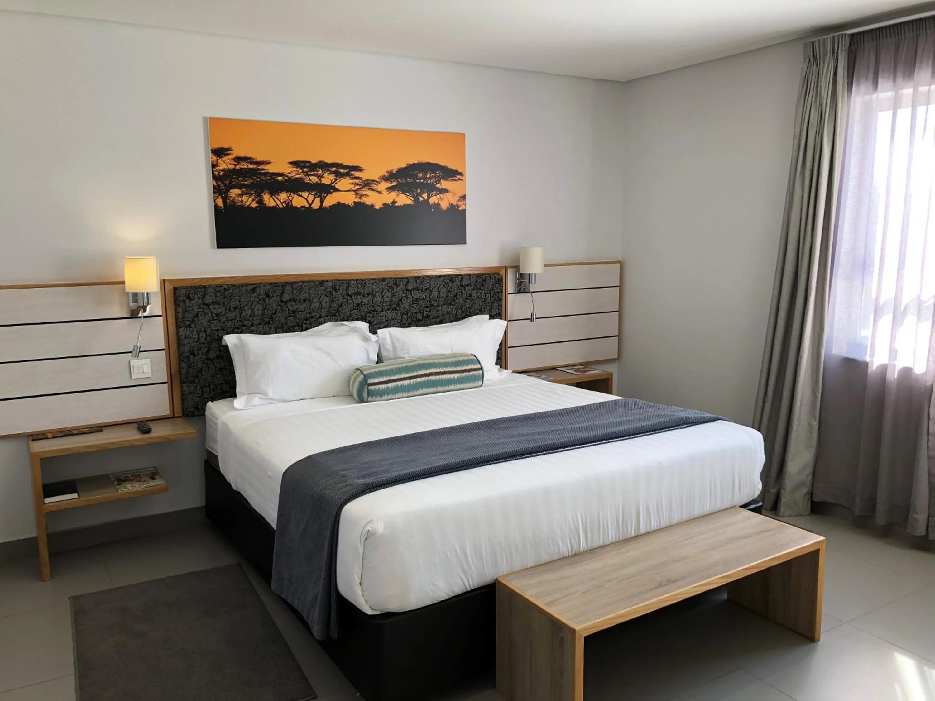 Bedroom, Bed in Travelodge