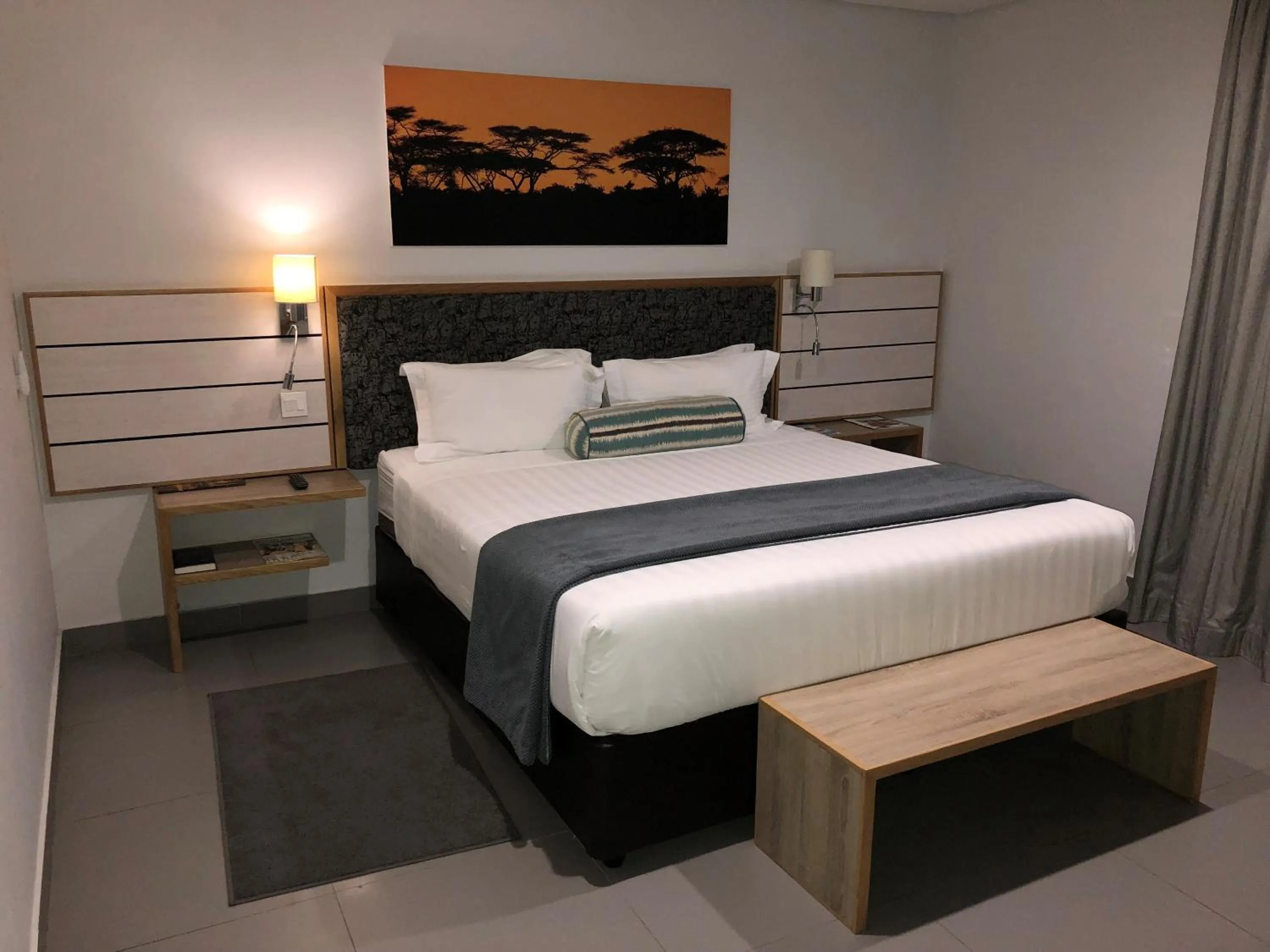 Bedroom, Bed in Travelodge