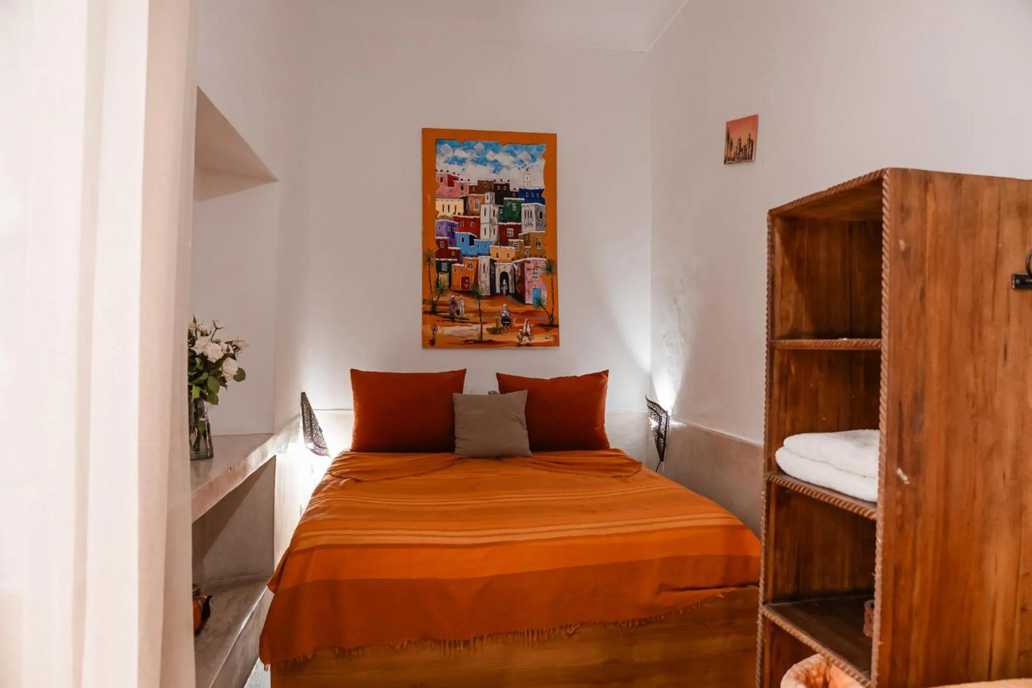 Bed in Riad white flowers