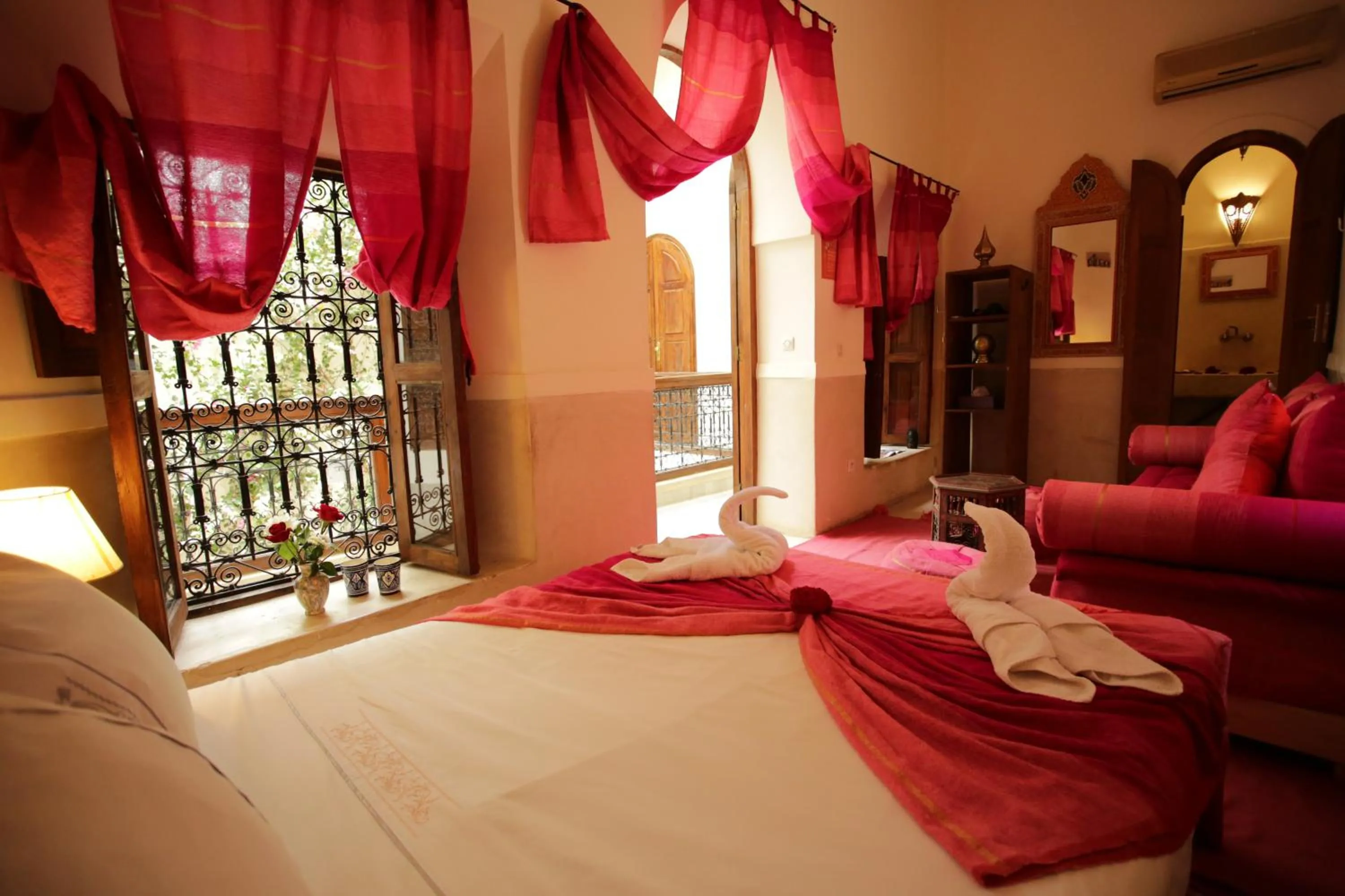 Bed in Riad white flowers