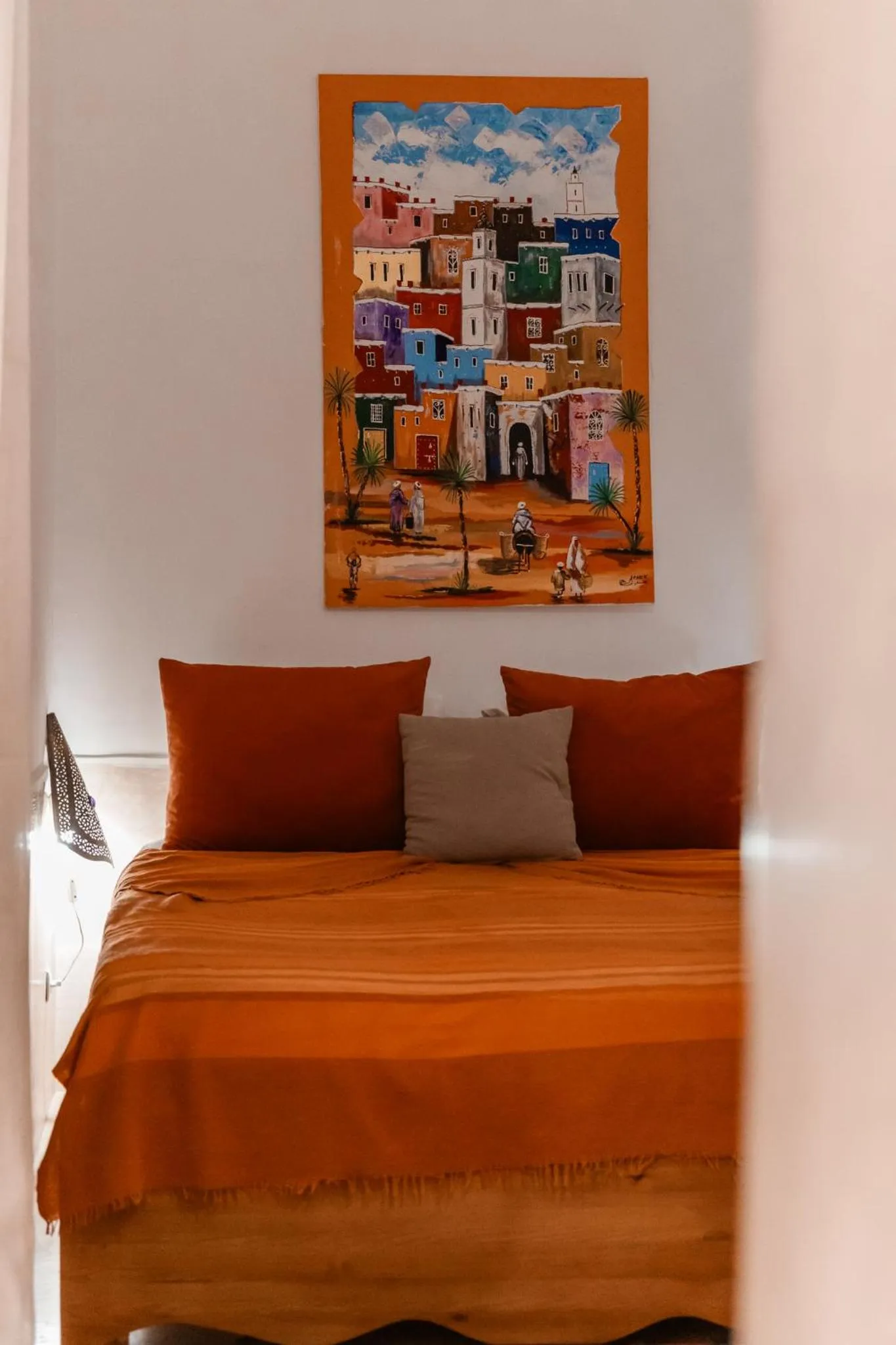 Bed in Riad white flowers