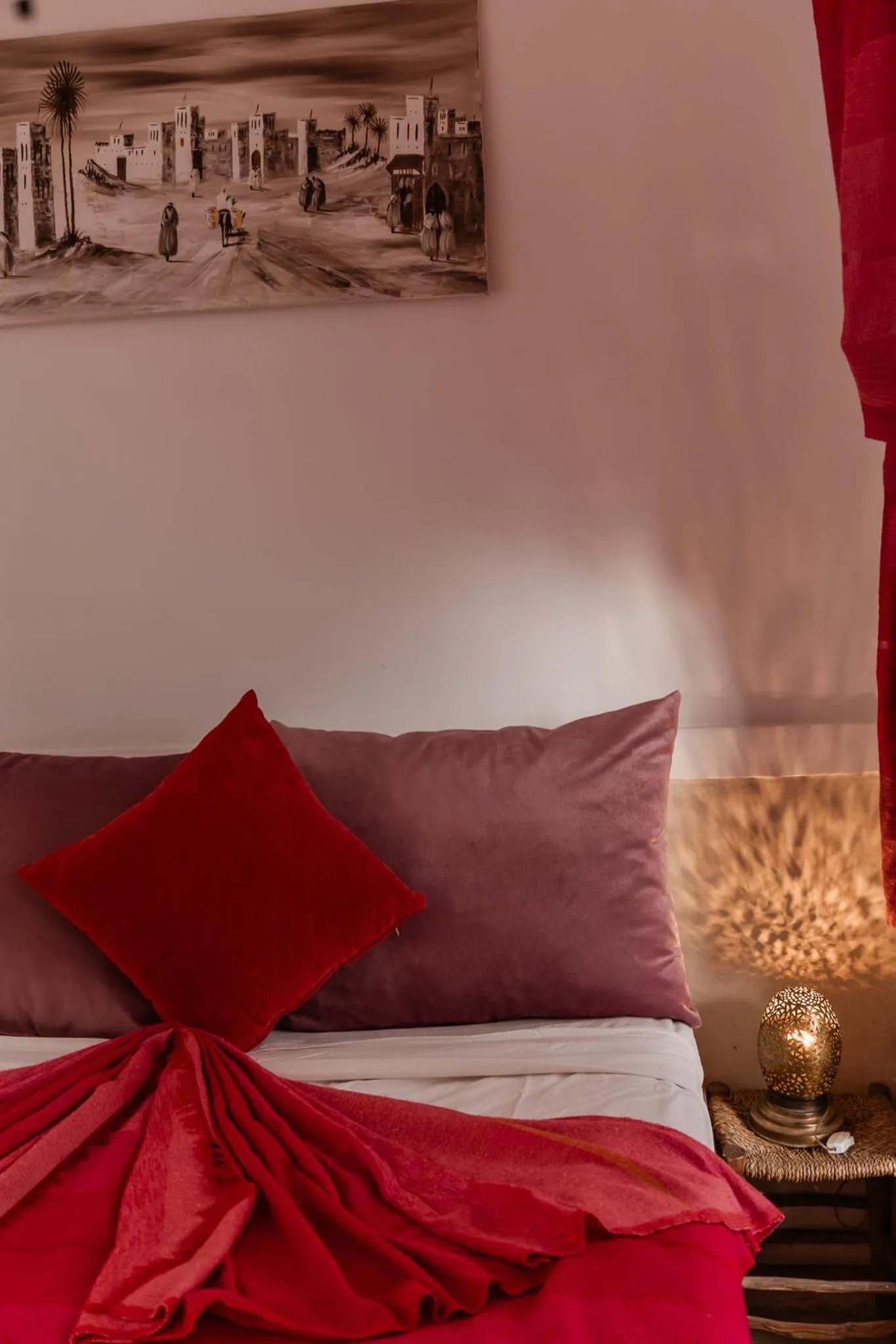 Bed in Riad white flowers