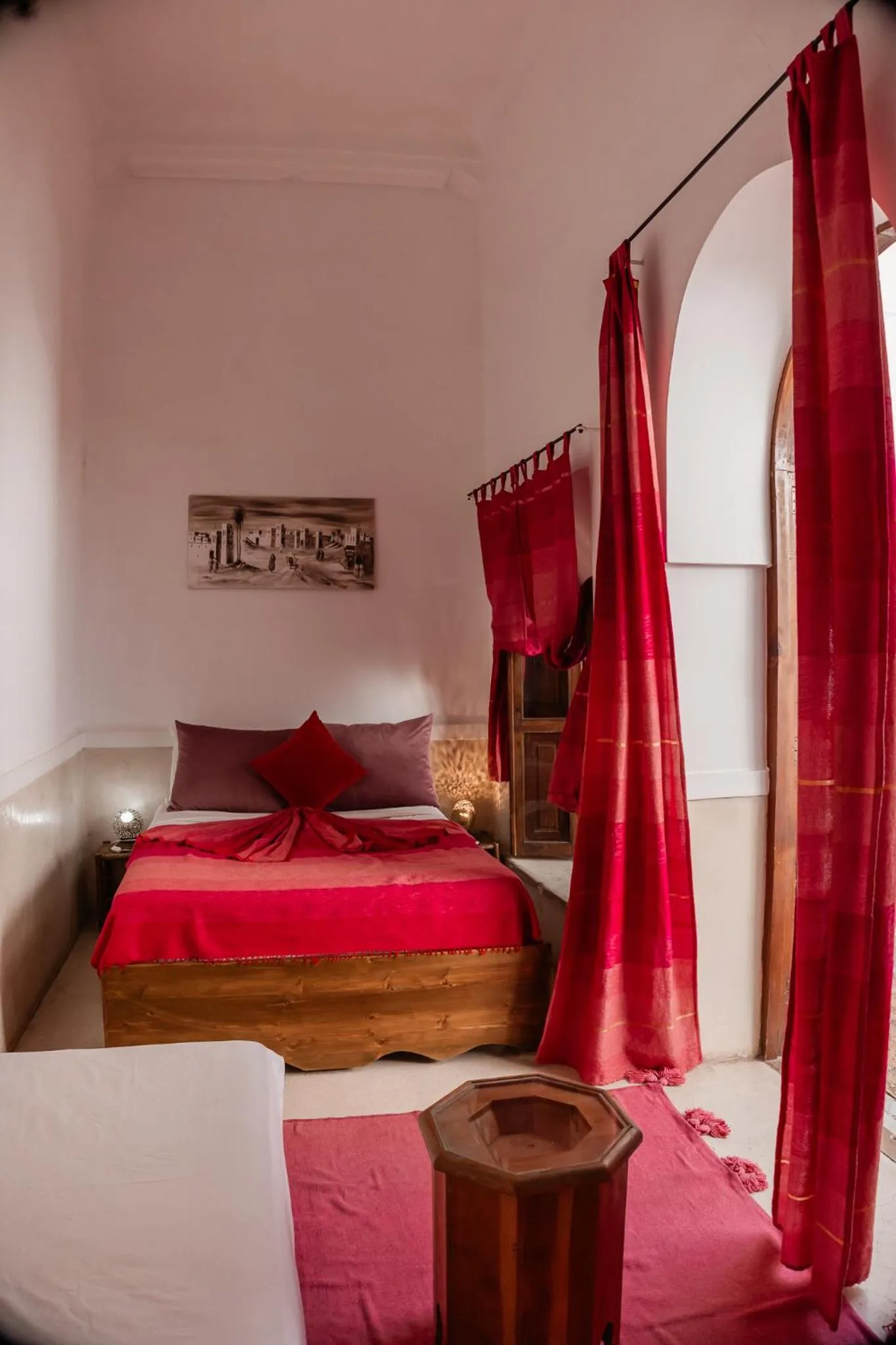 Bed in Riad white flowers