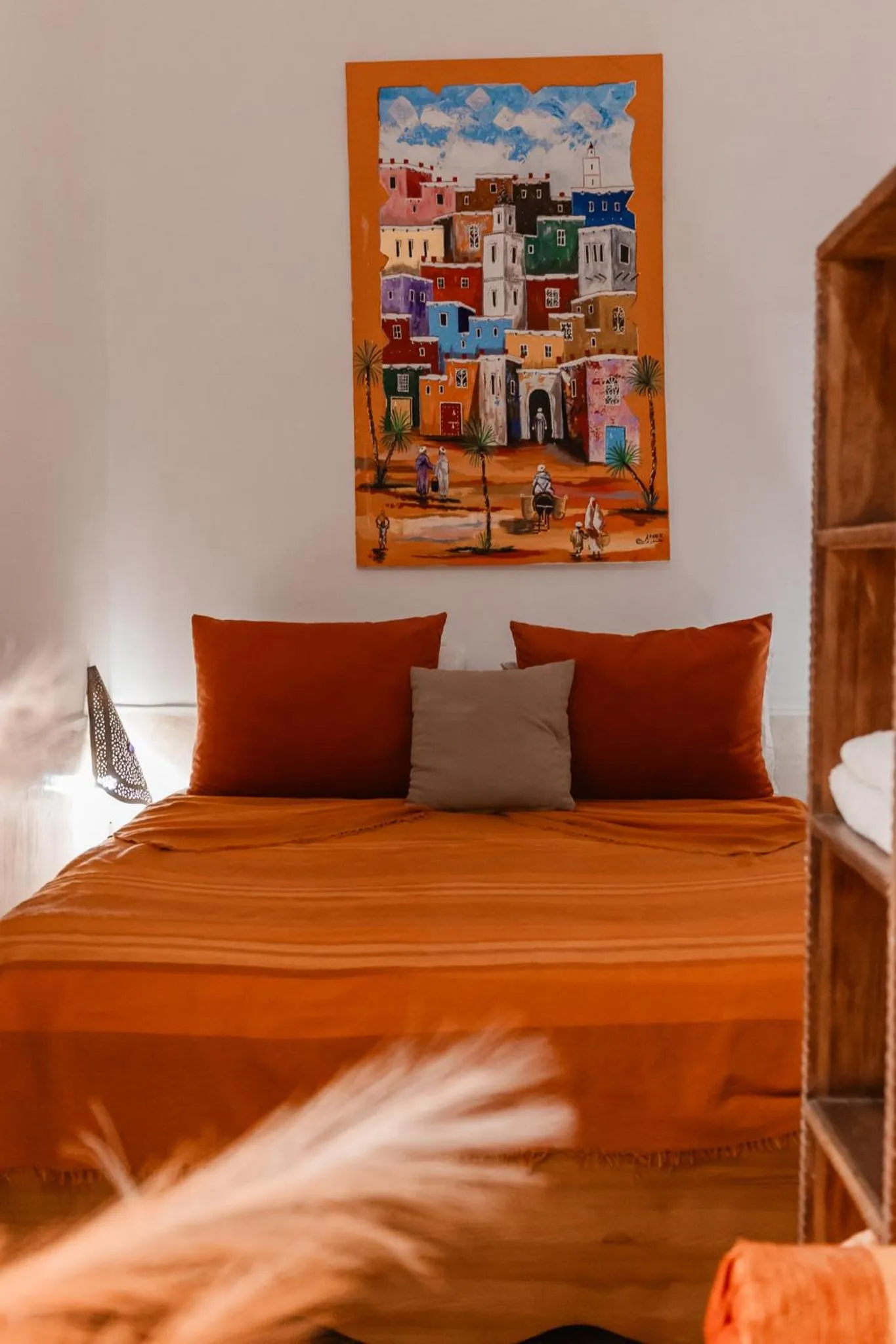 Bed in Riad white flowers