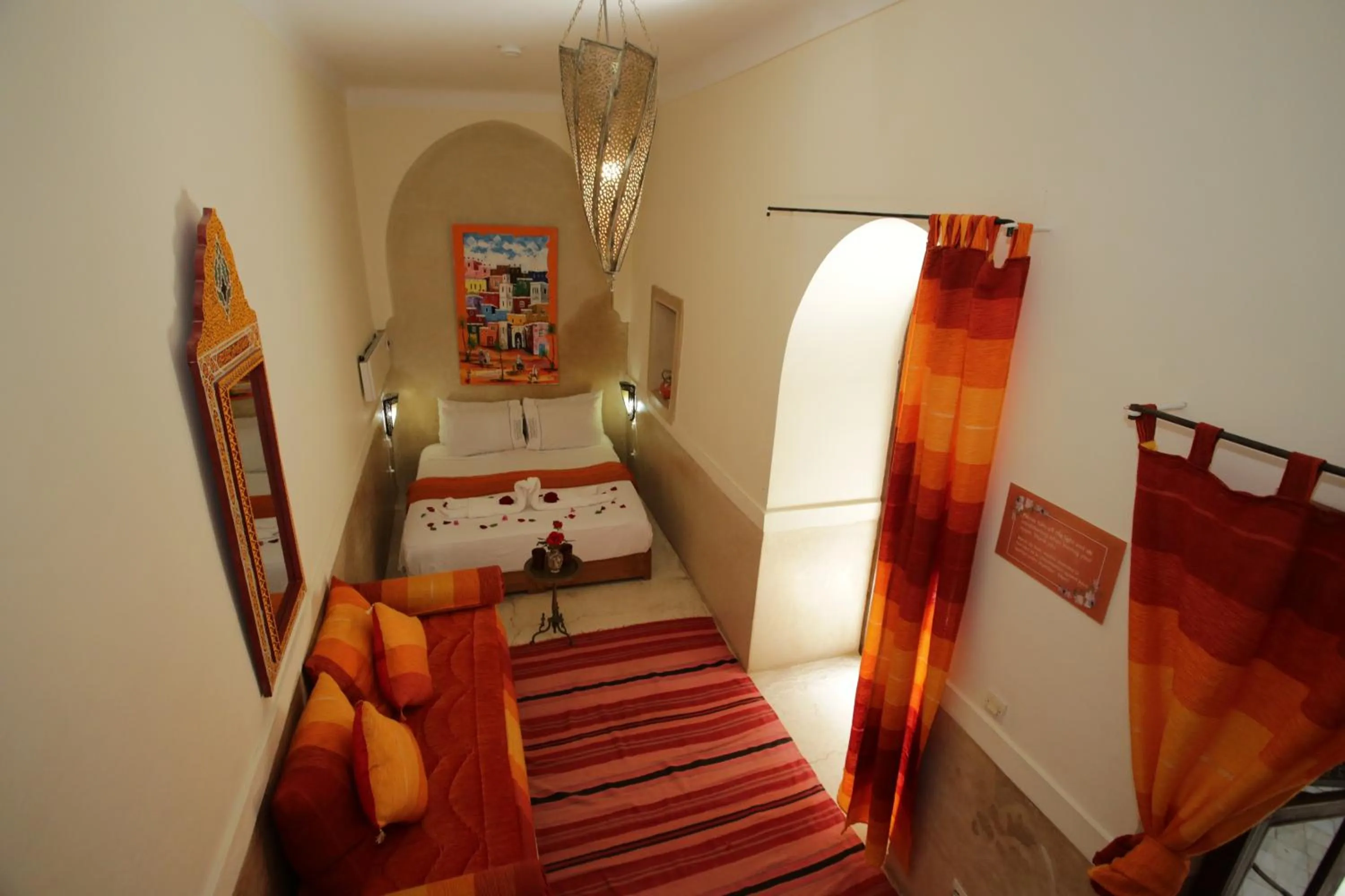 Bed in Riad white flowers