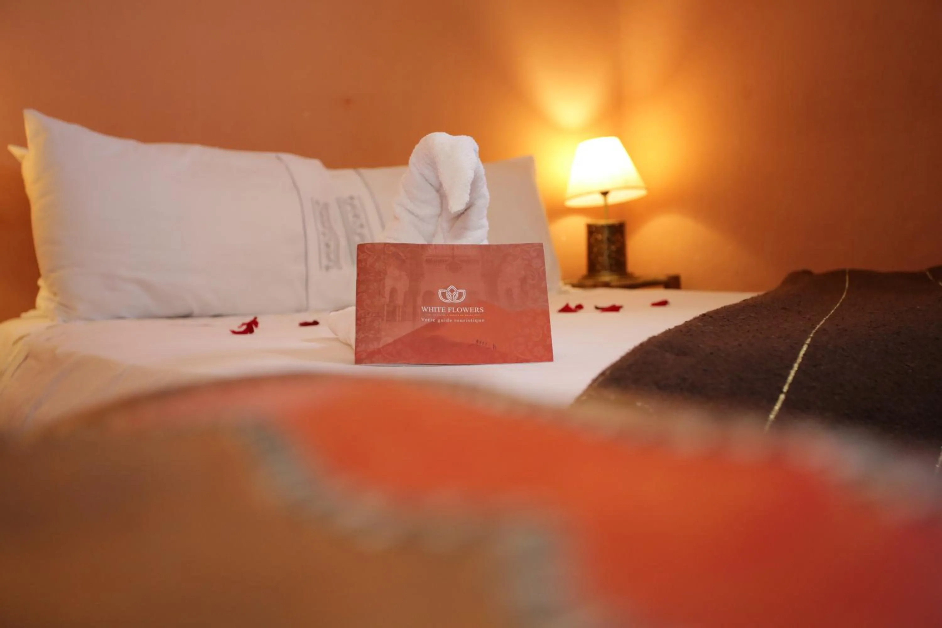 Bed in Riad white flowers