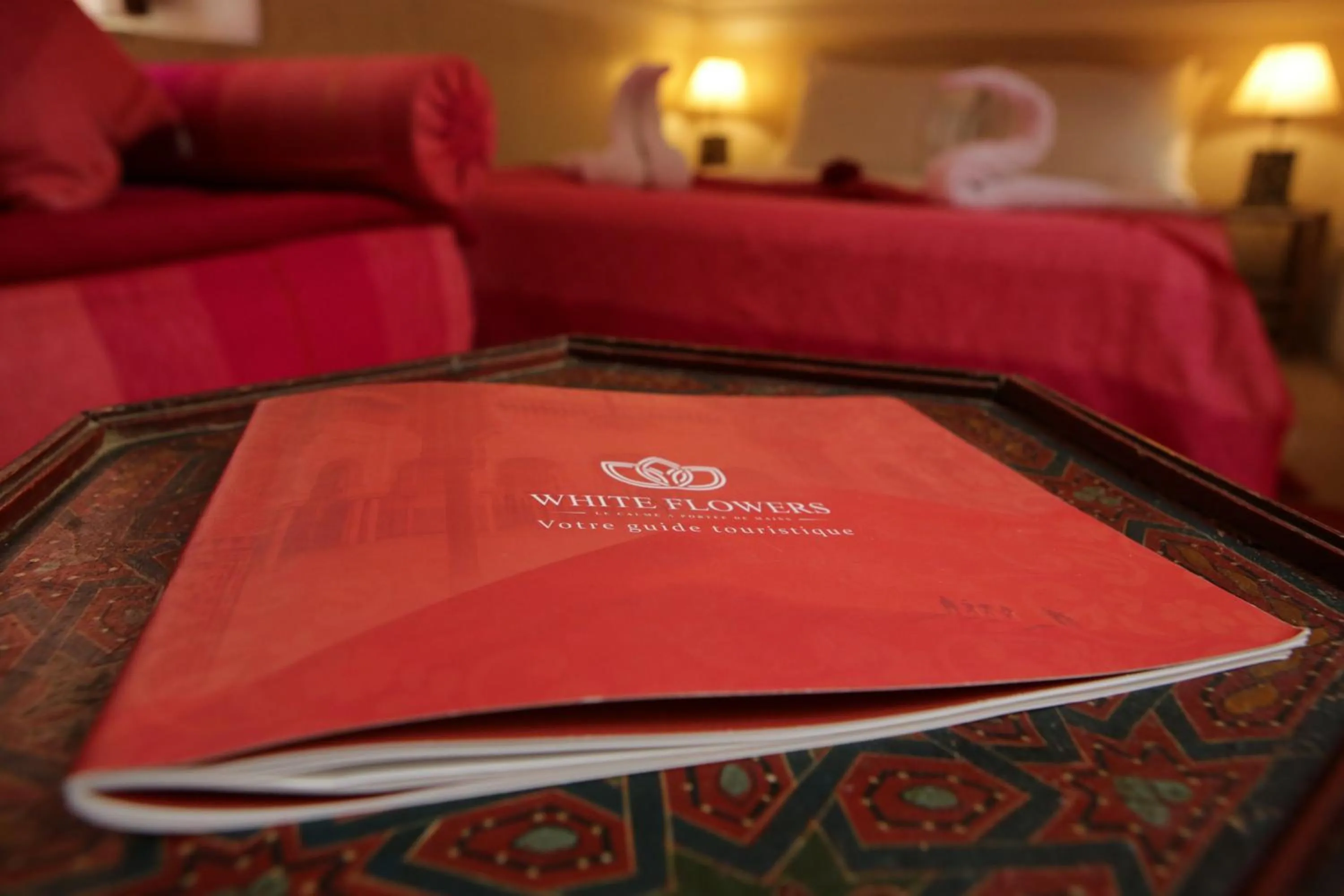 Bed in Riad white flowers