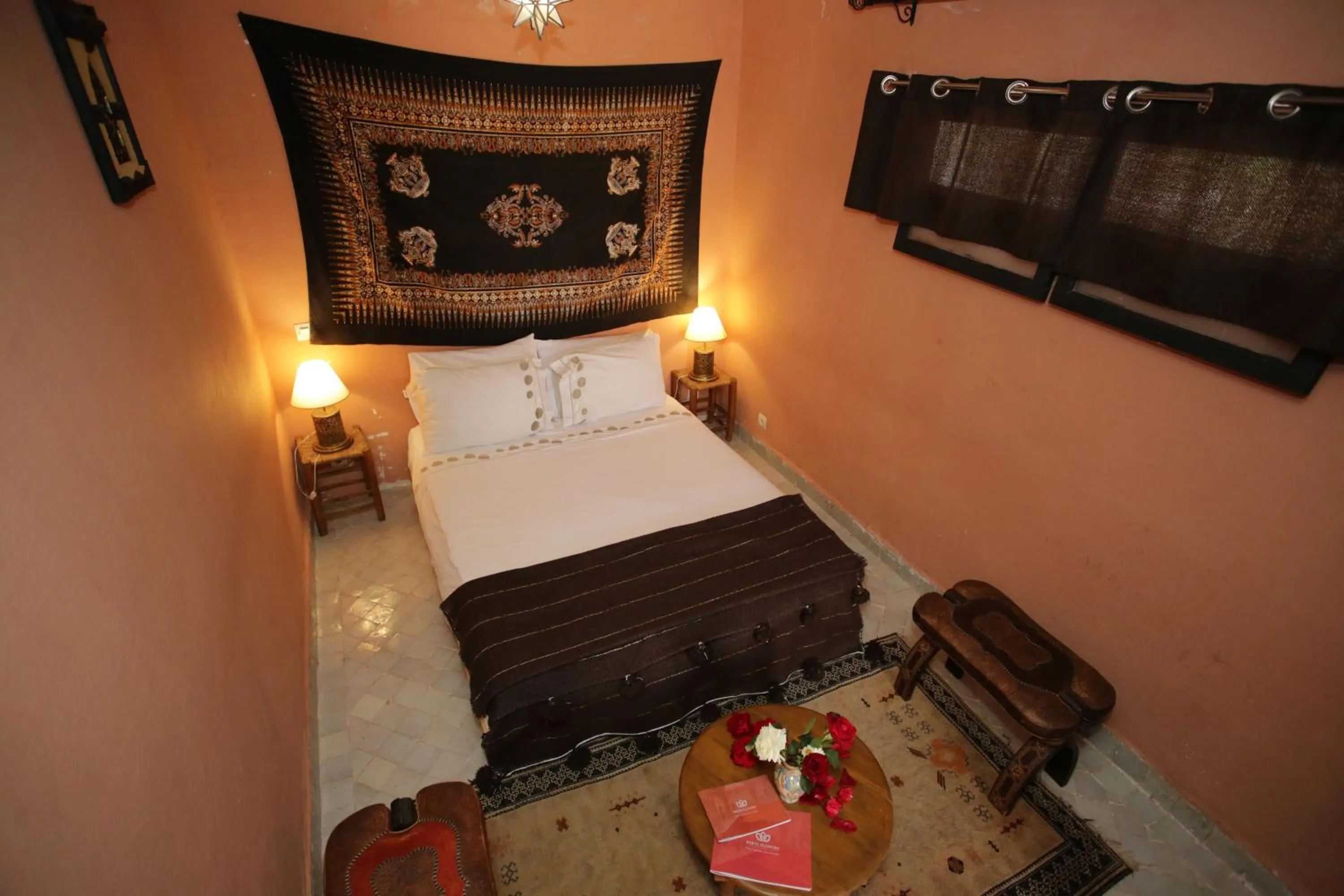 Bed in Riad white flowers