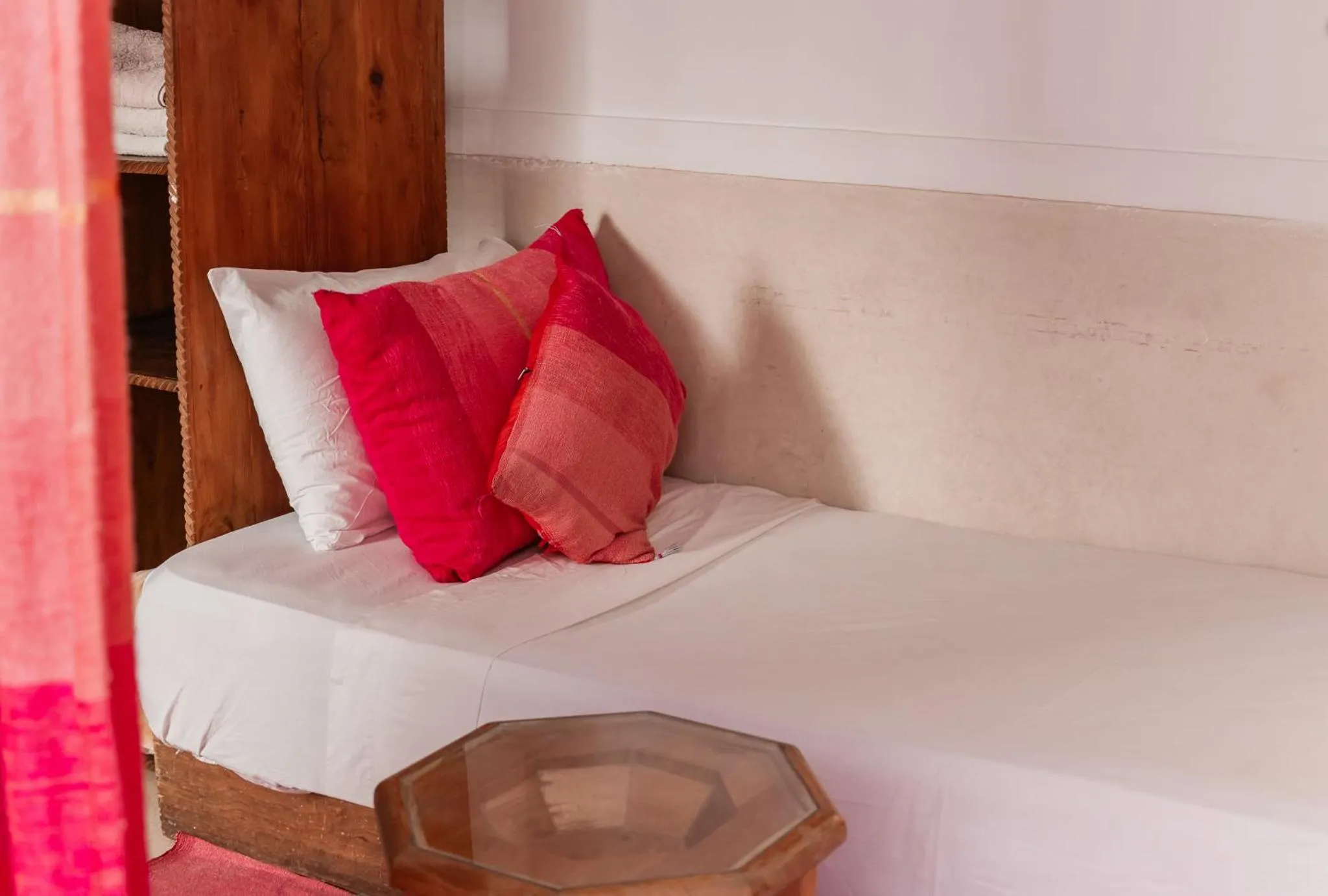 Bed in Riad white flowers