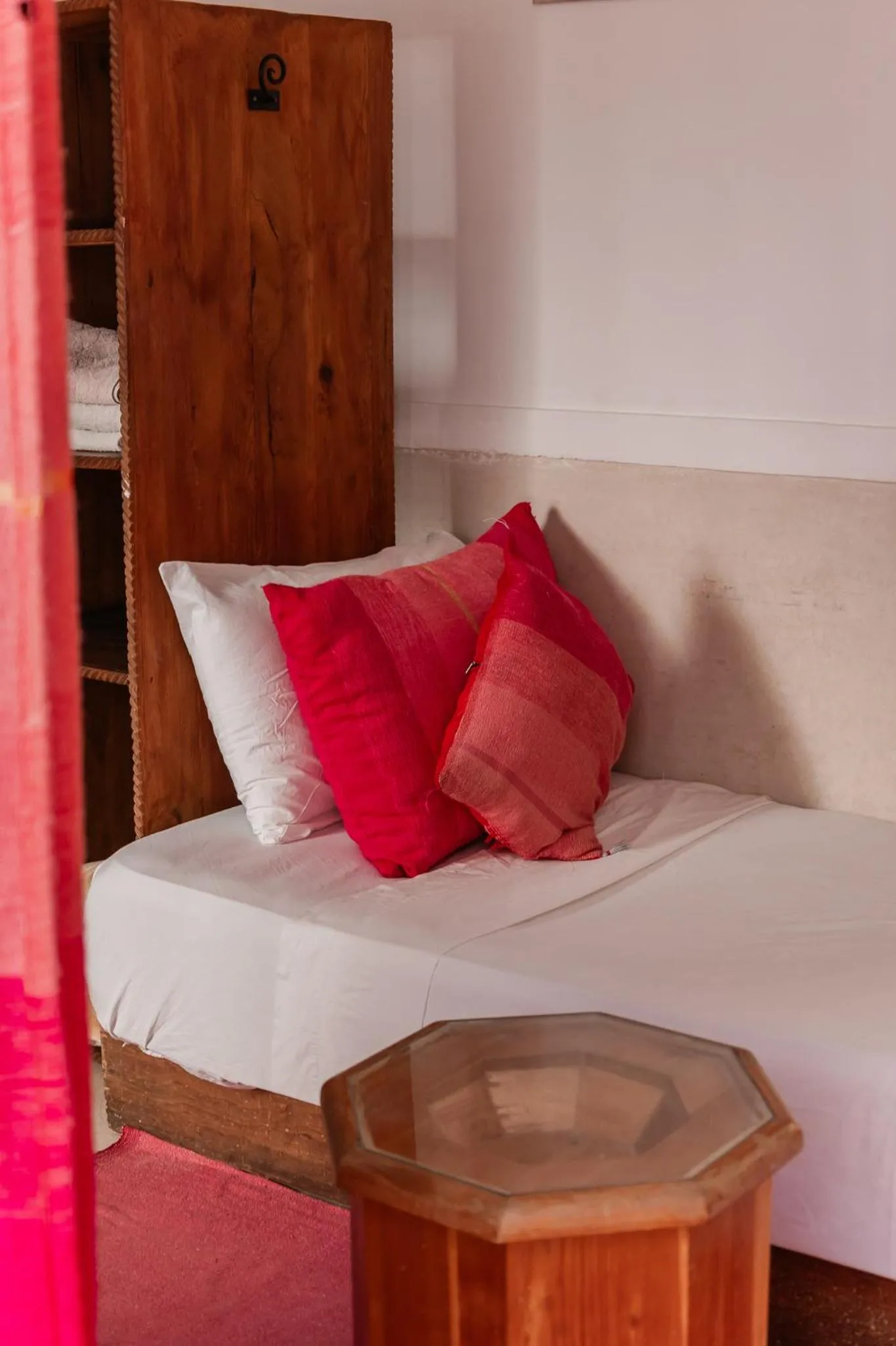 Bed in Riad white flowers