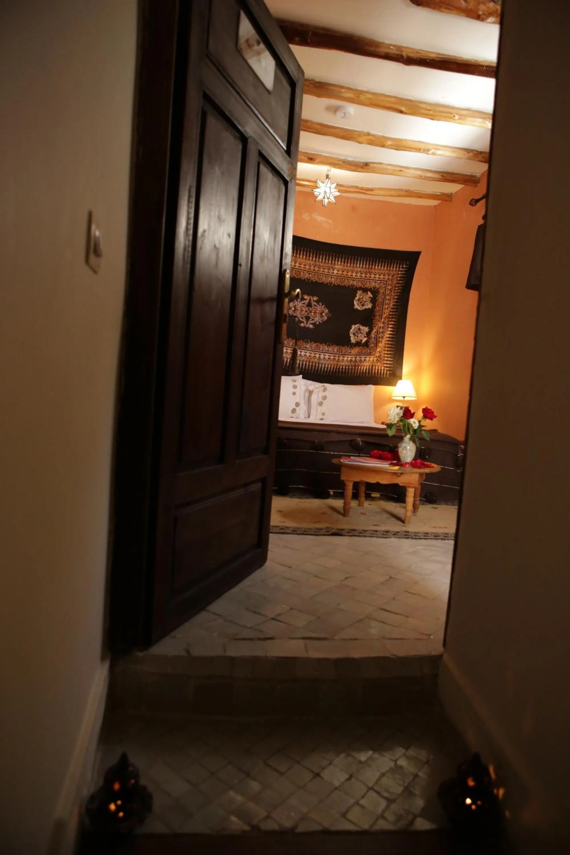 Bed in Riad white flowers