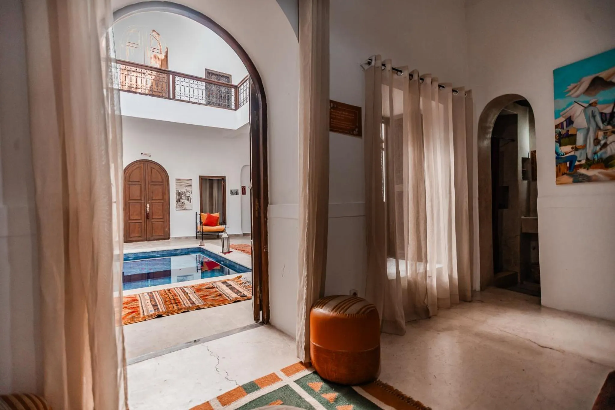 Bed in Riad white flowers