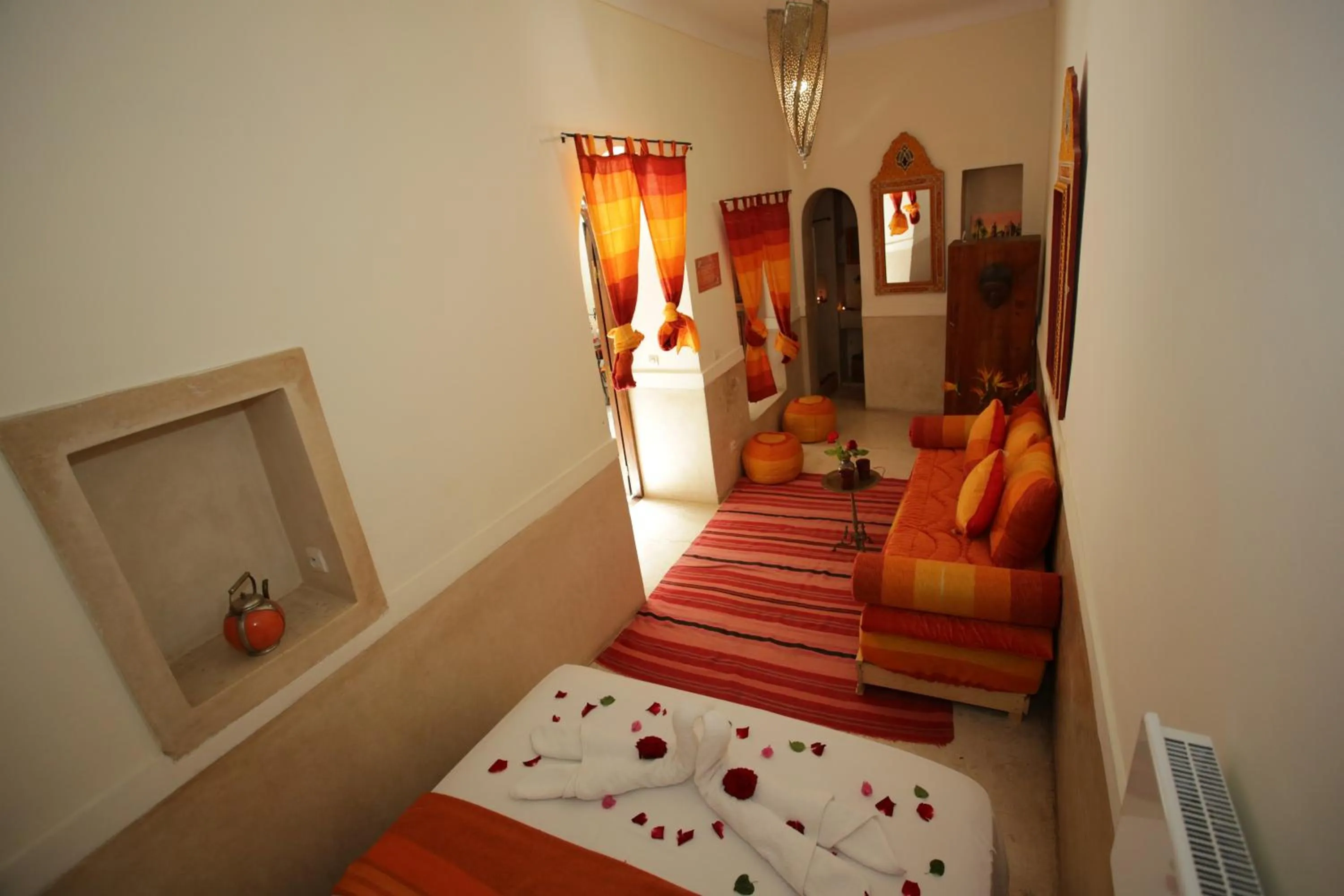 Bed in Riad white flowers