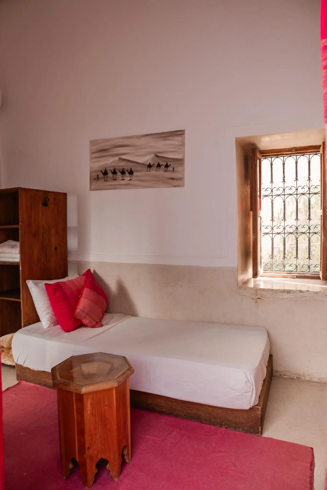 Bed in Riad white flowers