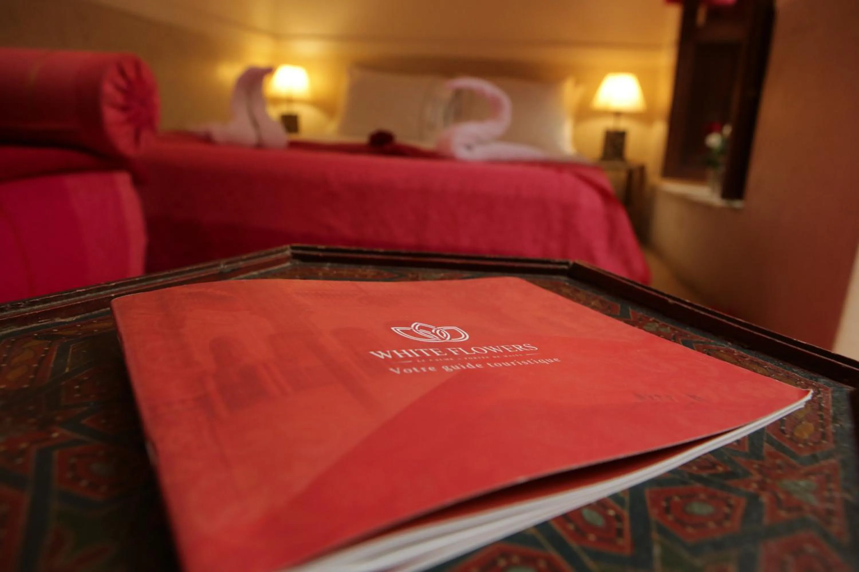 Bed in Riad white flowers