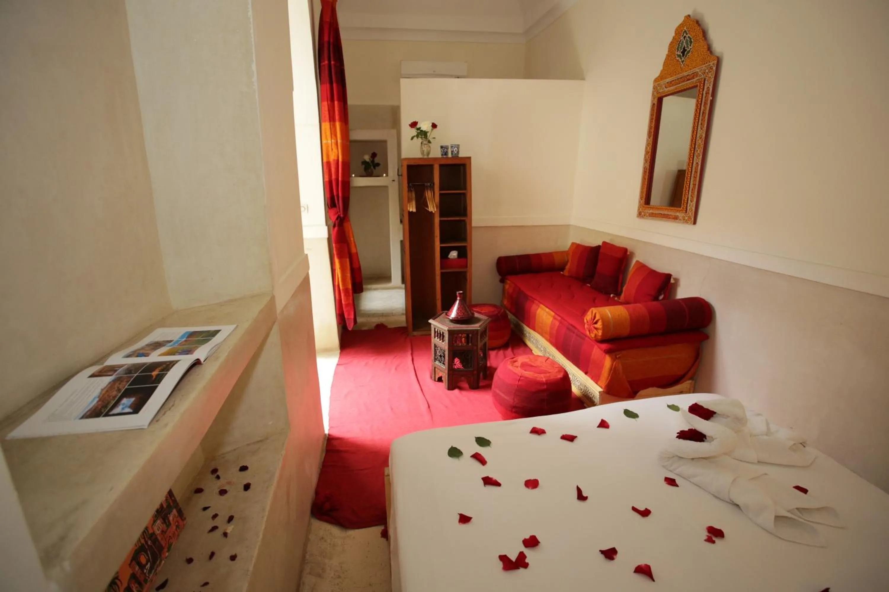 Bed in Riad white flowers