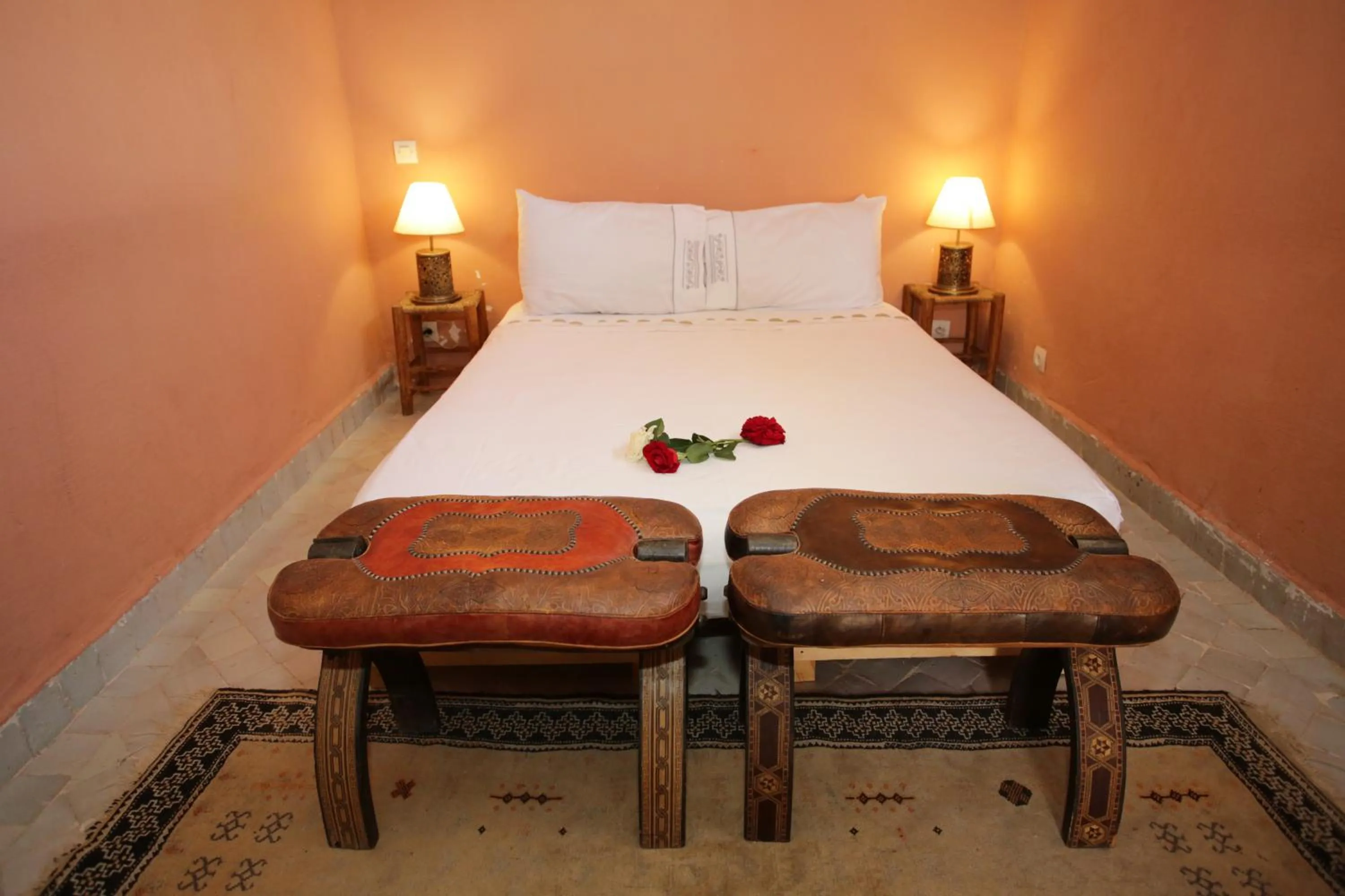 Bed in Riad white flowers