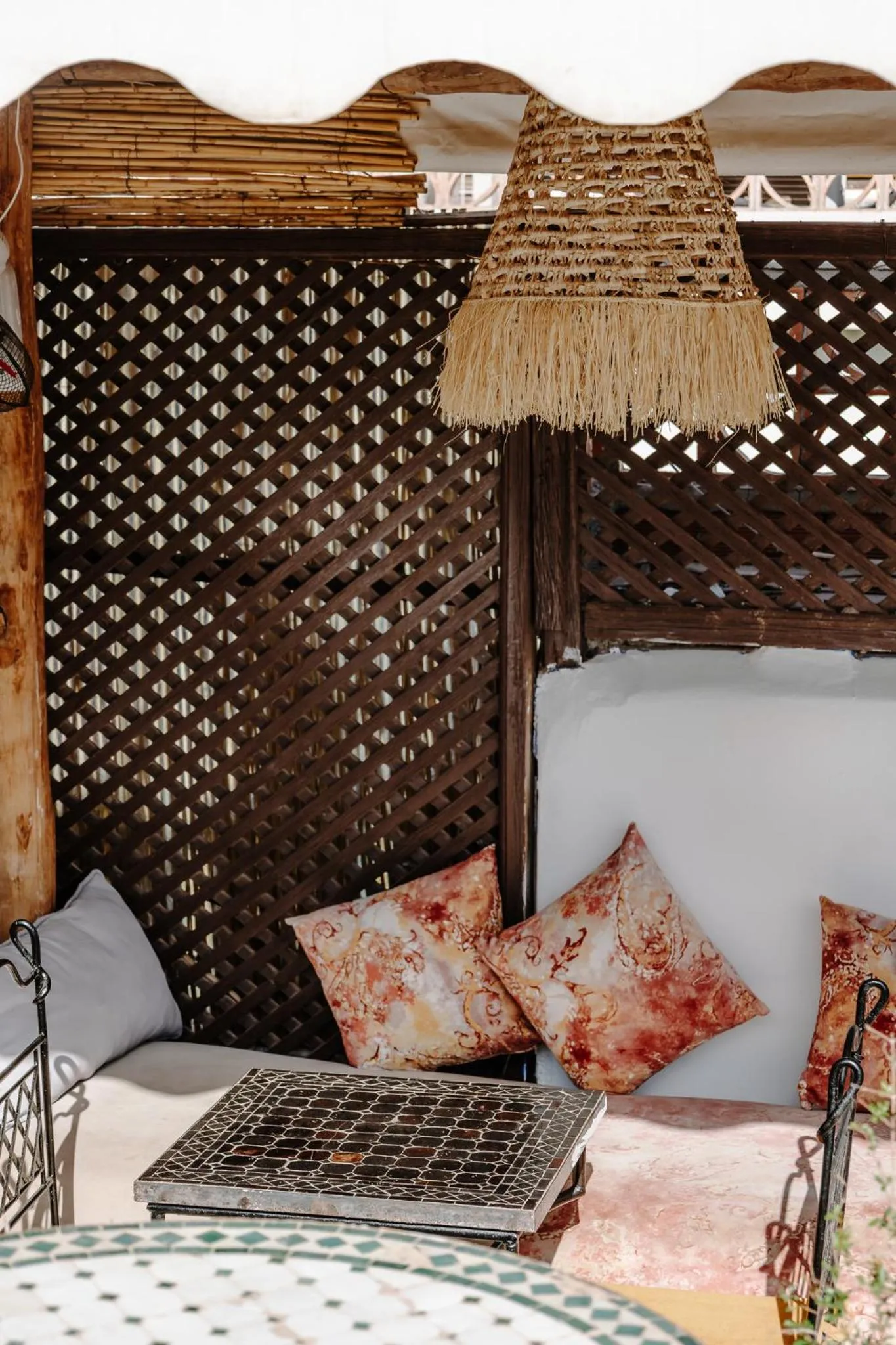 Bed in Riad white flowers