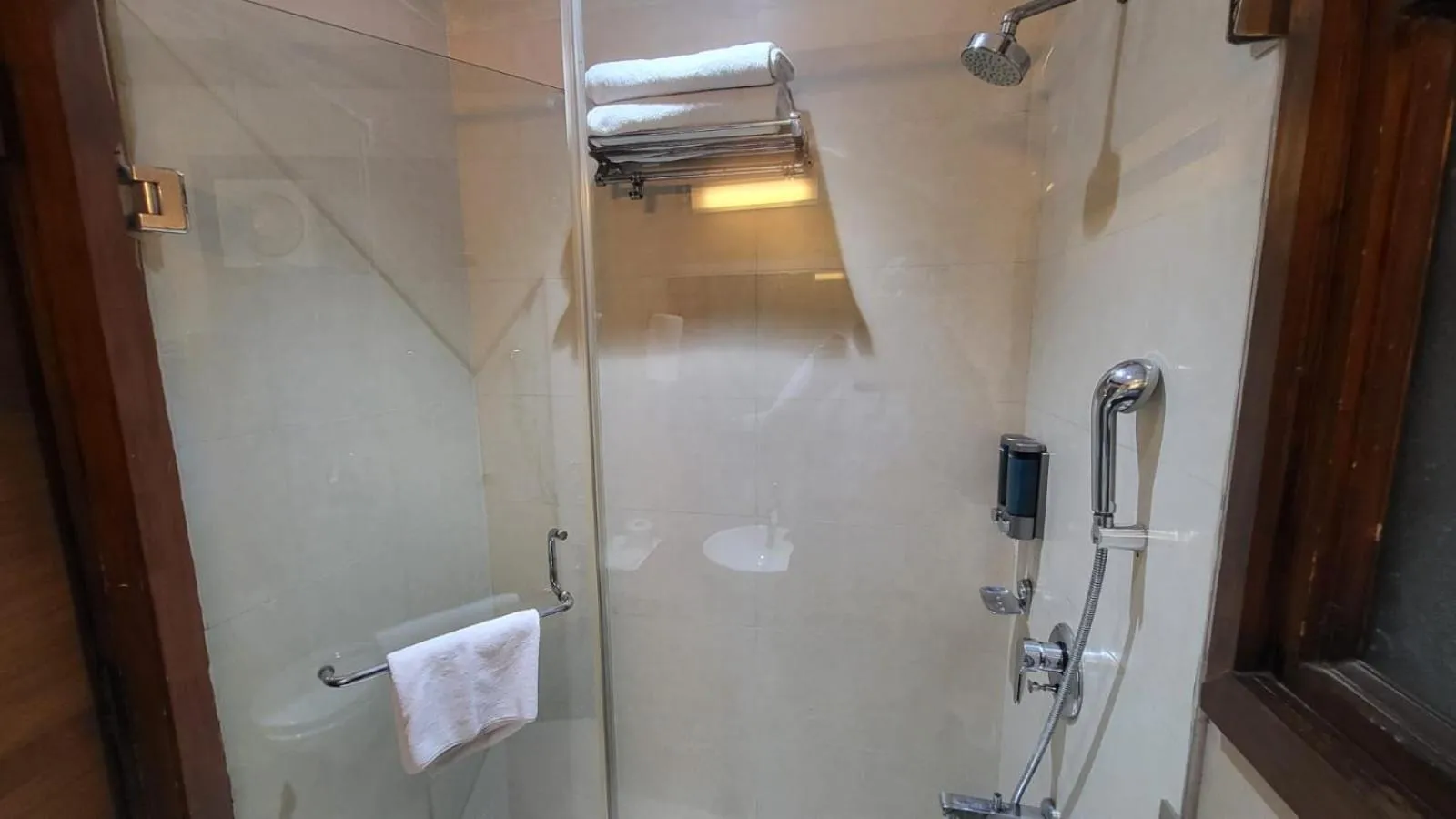 Shower in UDS Villa - Next to VFS, Walking to Connaught Place