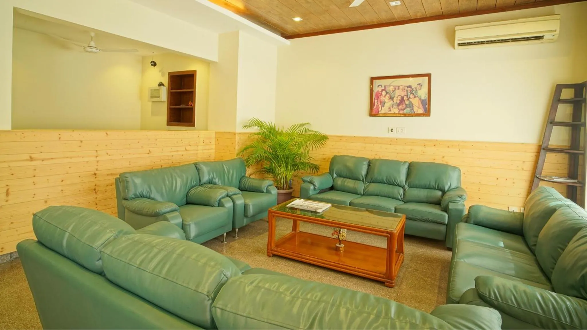 Lounge or bar in UDS Villa - Next to VFS, Walking to Connaught Place