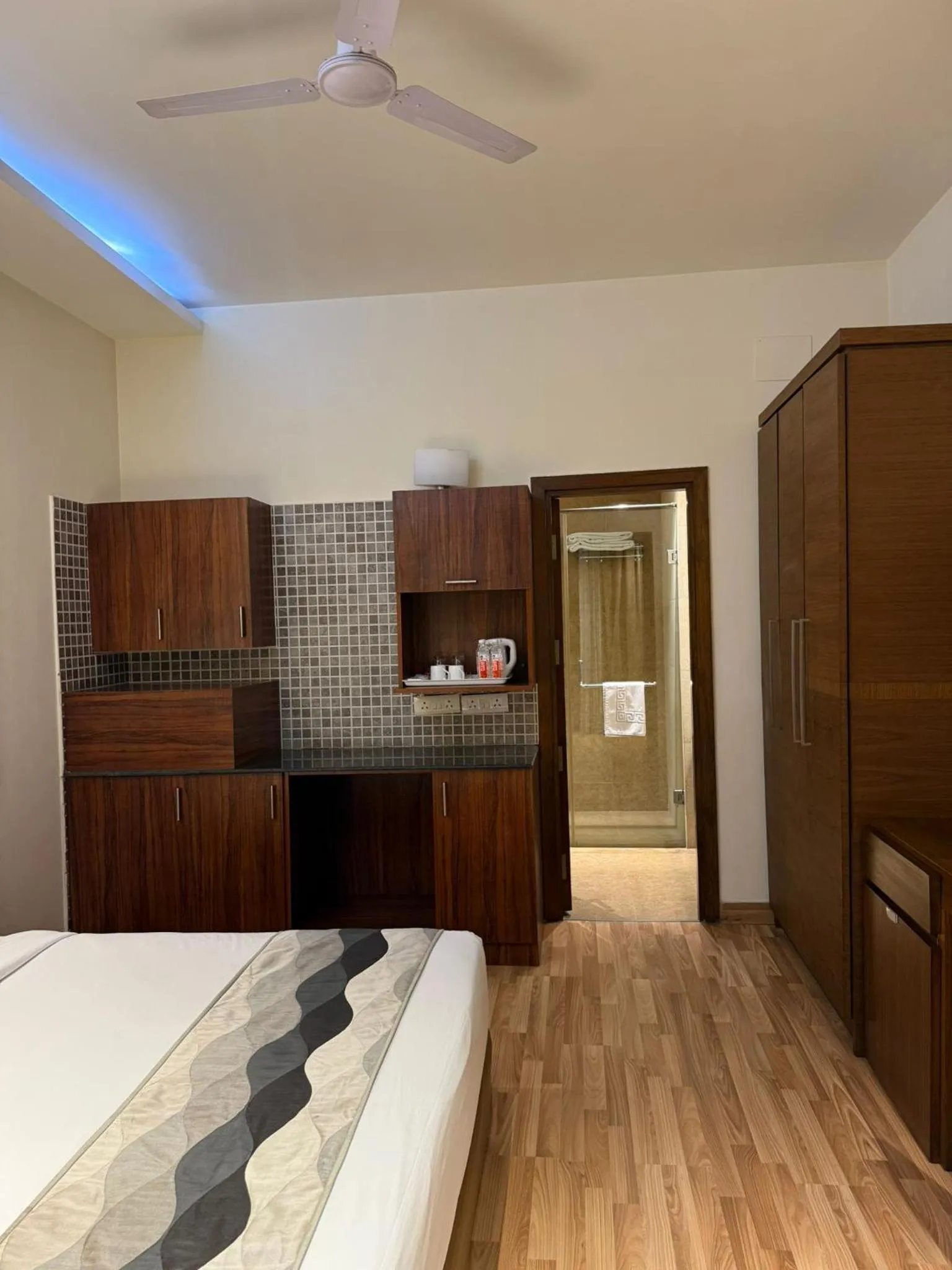 Bathroom, Bed in UDS Villa - Next to VFS, Walking to Connaught Place