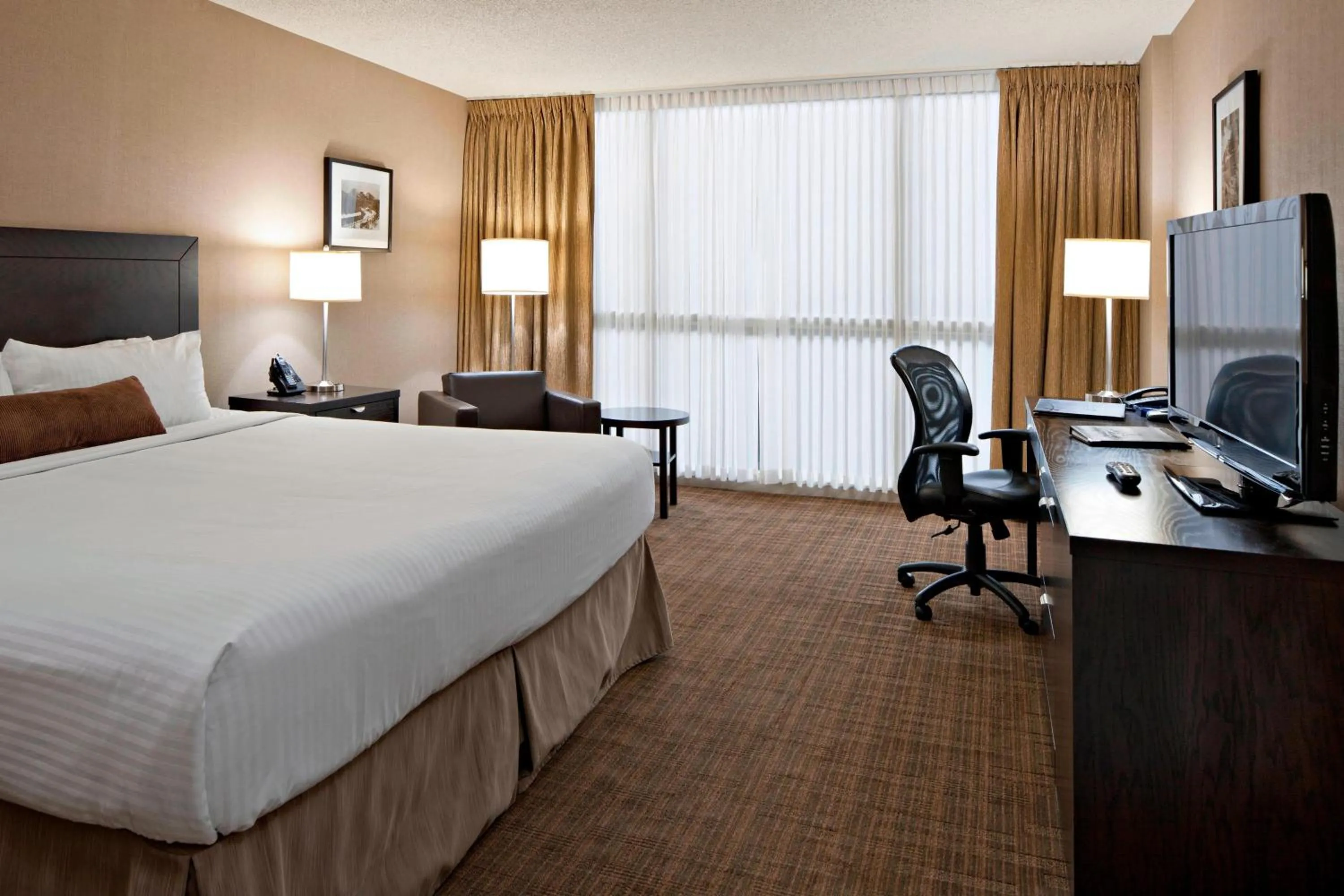 Photo of the whole room, Bed in Delta Hotels Calgary Airport In-Terminal
