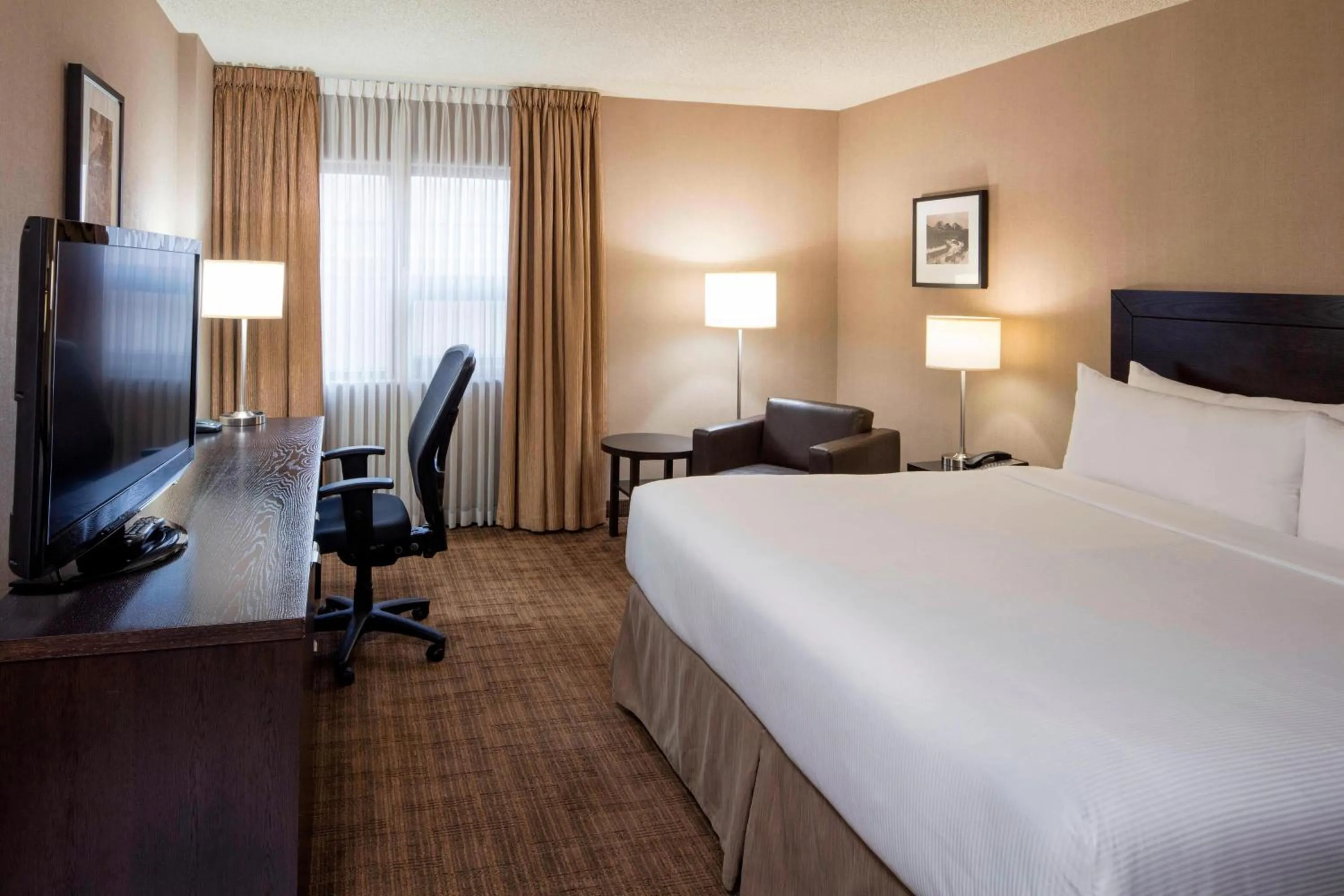 Photo of the whole room, Bed in Delta Hotels Calgary Airport In-Terminal