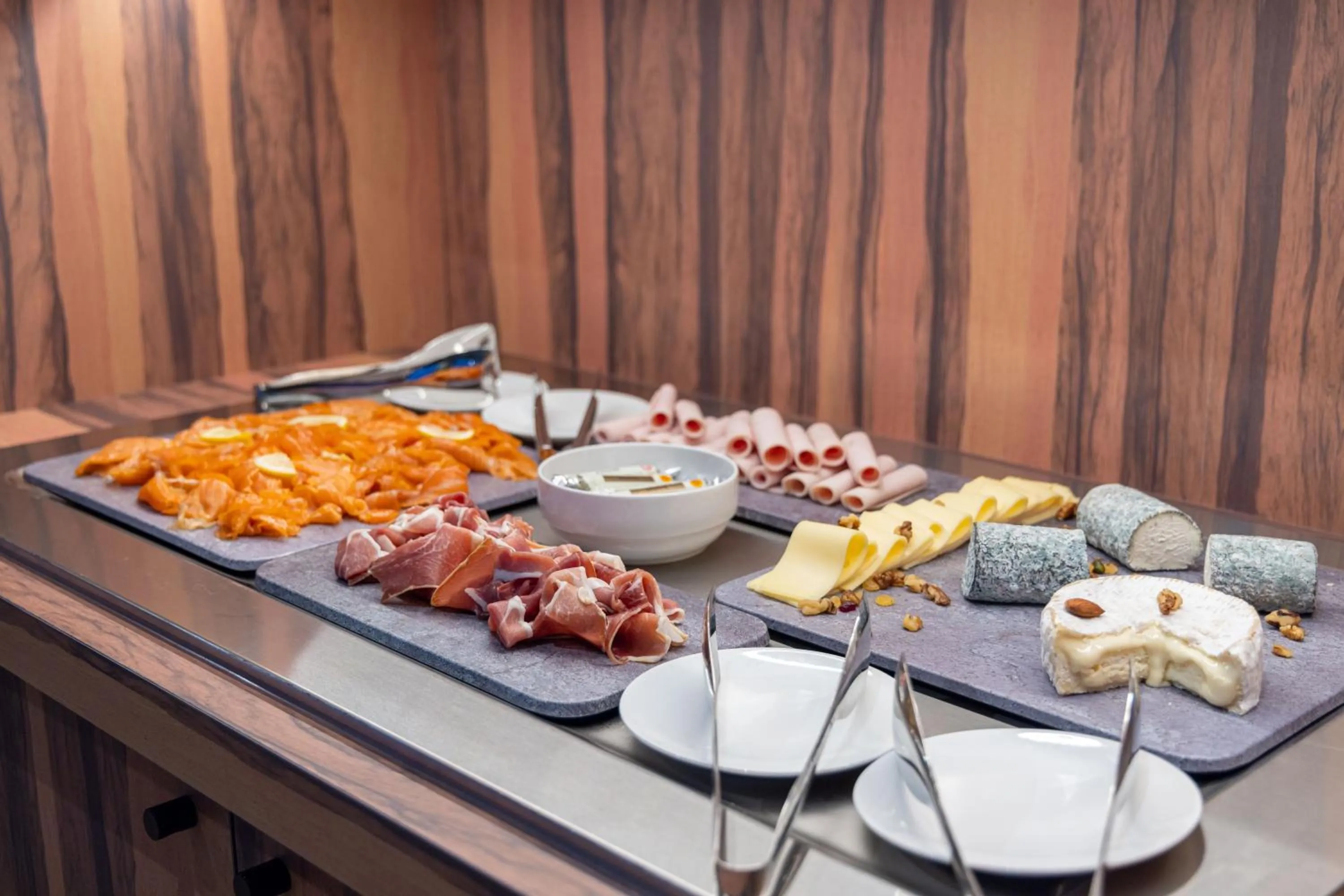 Breakfast in KOPSTER Hotel Residence Paris Ouest Colombes