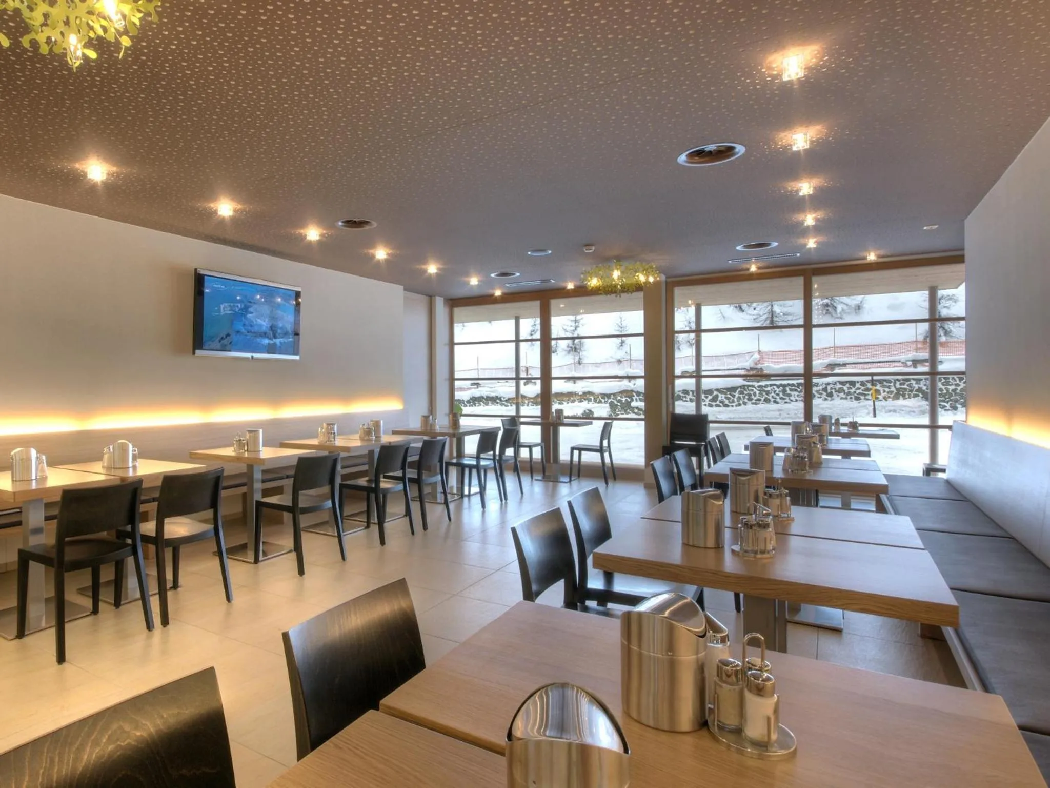 Communal lounge/ TV room in Smart-Hotel