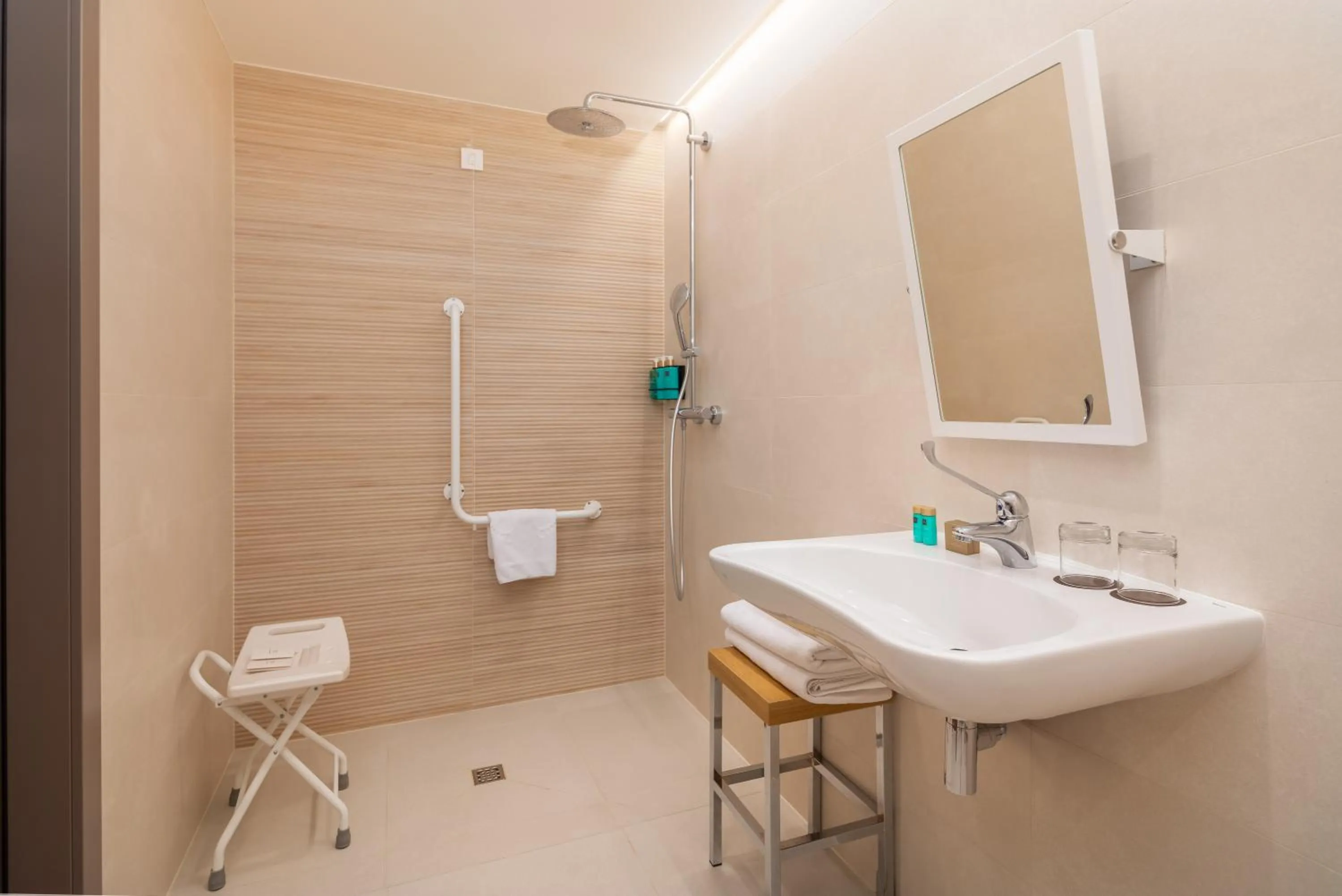 Shower in Aminess Laurel Khalani Hotel