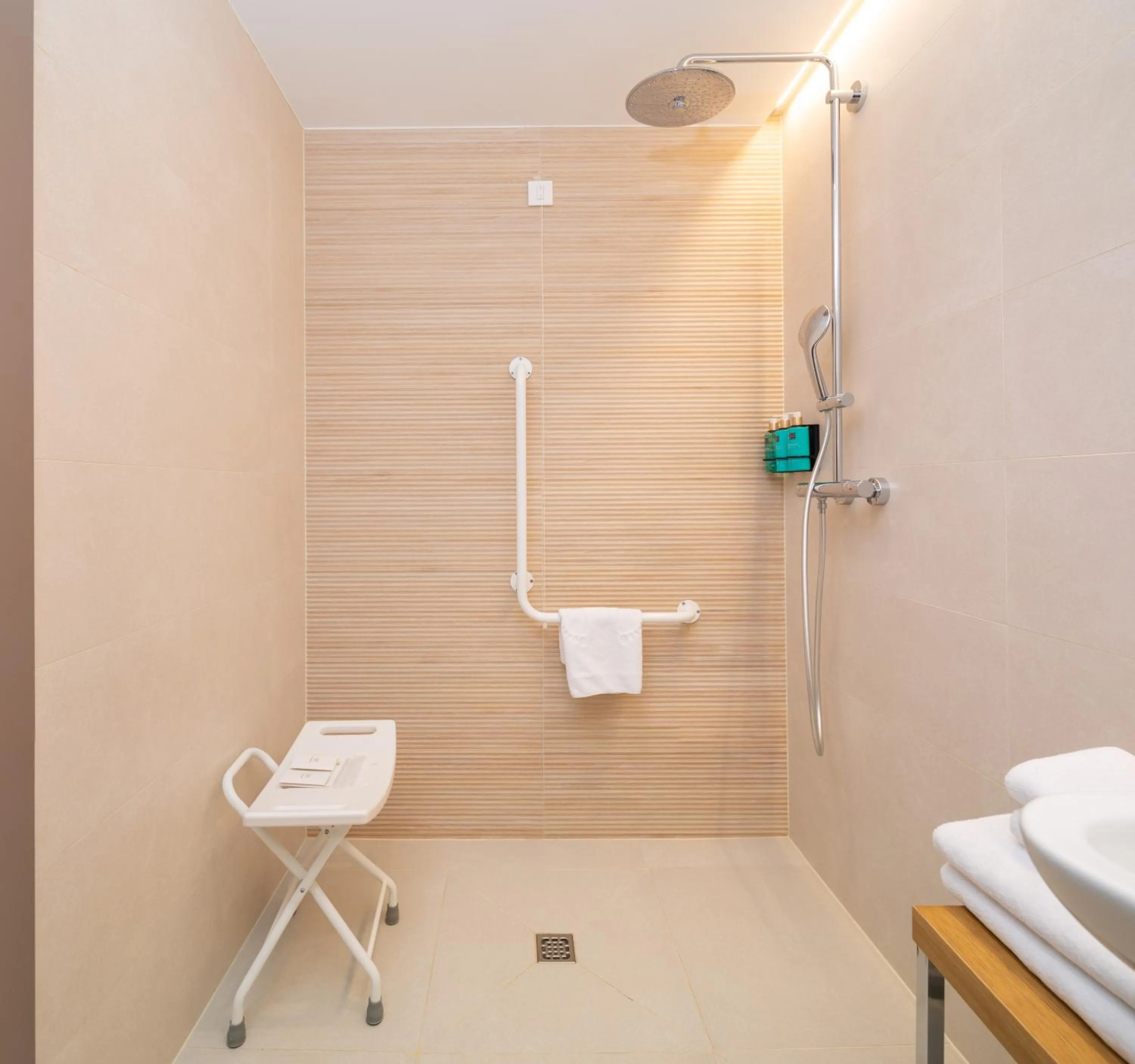 Shower in Aminess Laurel Khalani Hotel