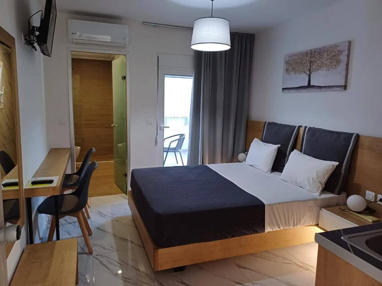 Bedroom, Bed in Deluxe City Hotel