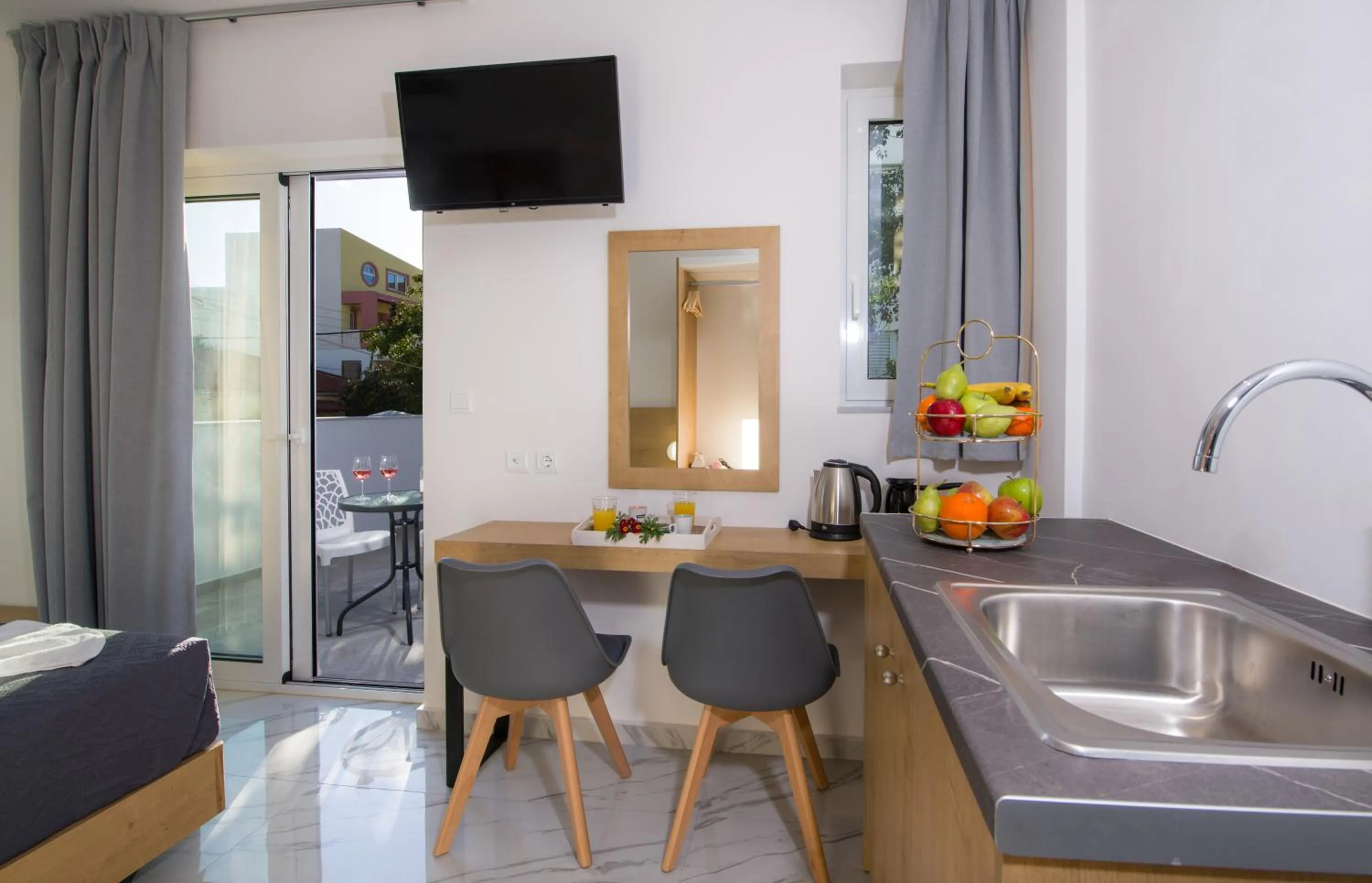 TV and multimedia in Deluxe City Hotel