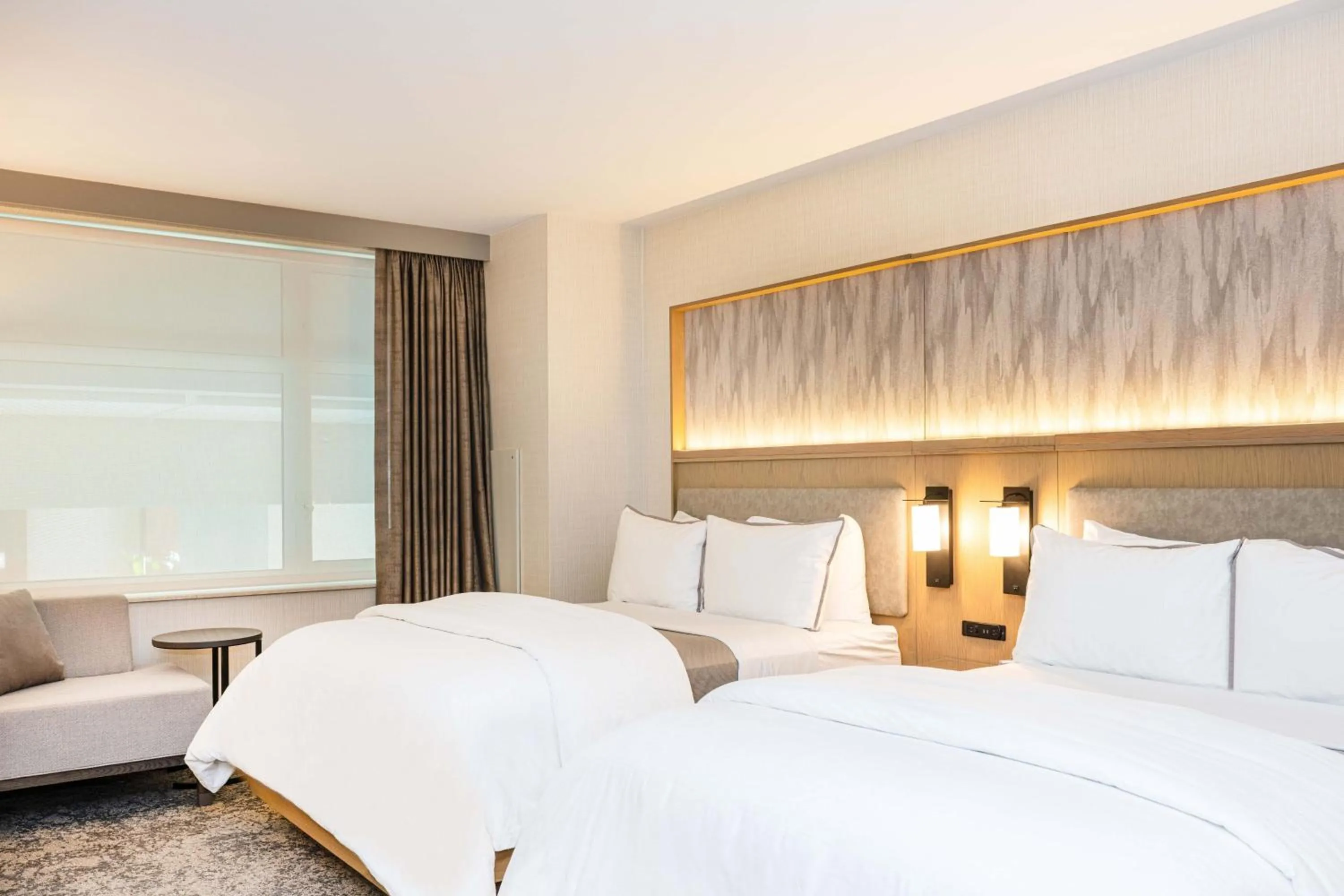 Photo of the whole room, Bed in The Westin Chicago Lombard