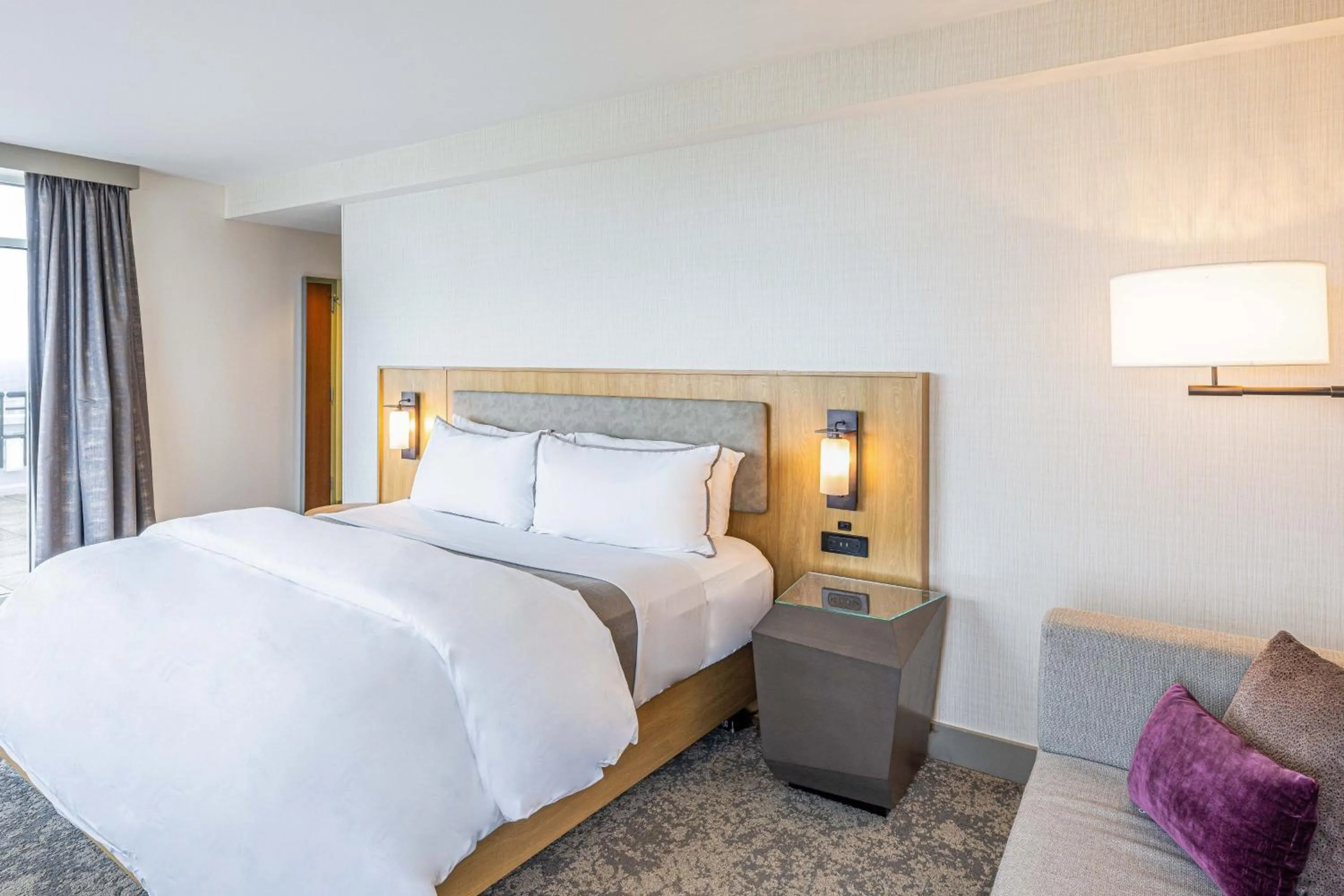 Photo of the whole room, Bed in The Westin Chicago Lombard