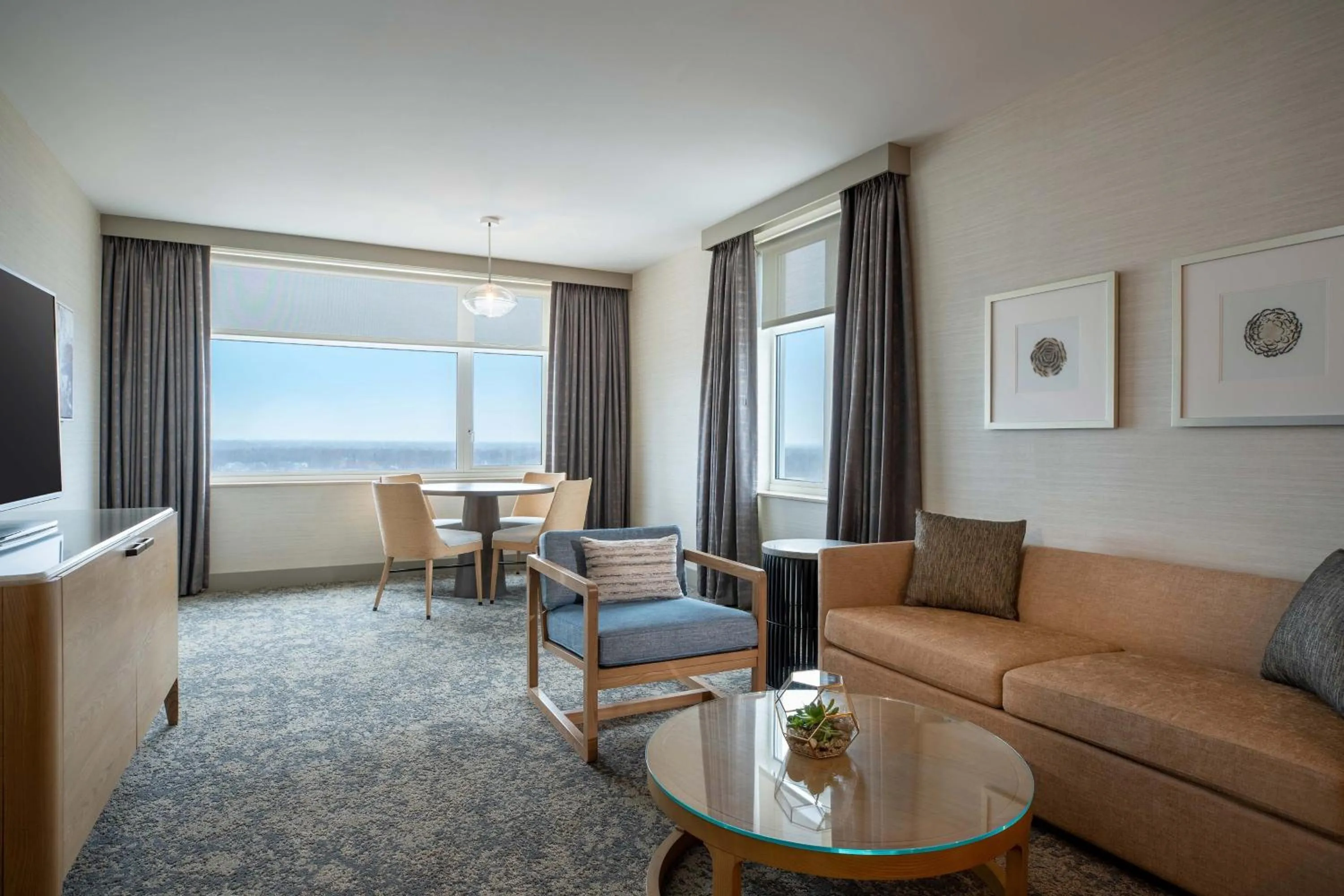 Photo of the whole room in The Westin Chicago Lombard