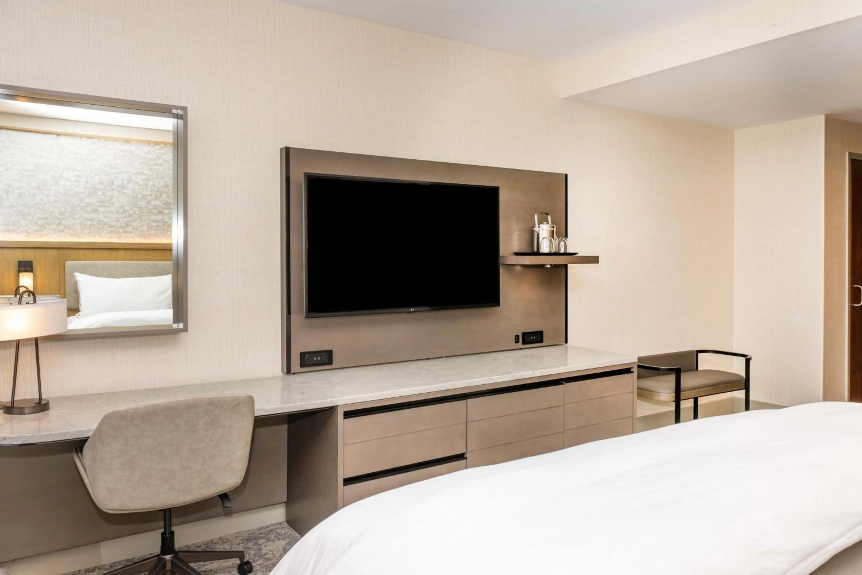 Photo of the whole room, Bed in The Westin Chicago Lombard