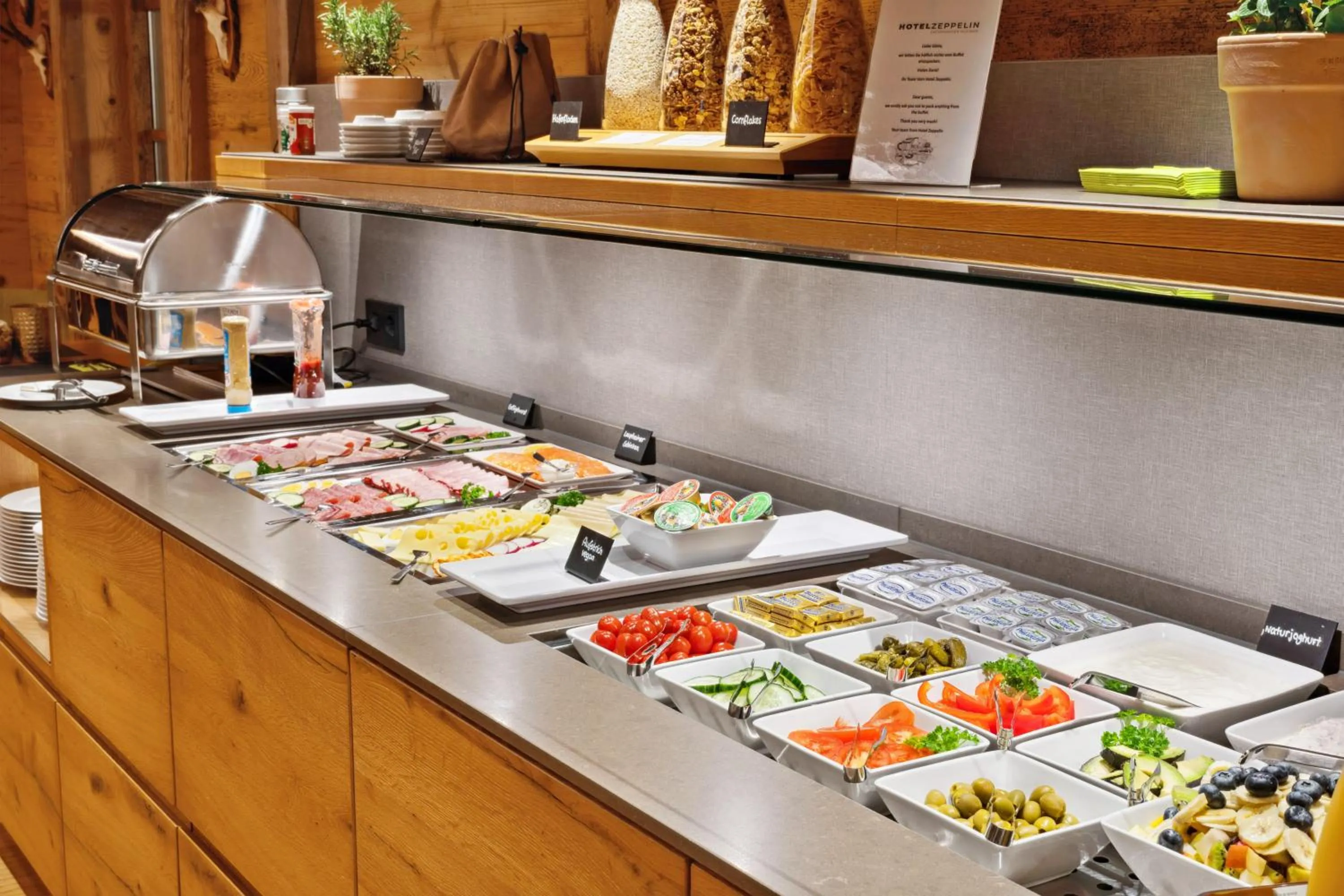 Restaurant/places to eat in Hotel Zeppelin