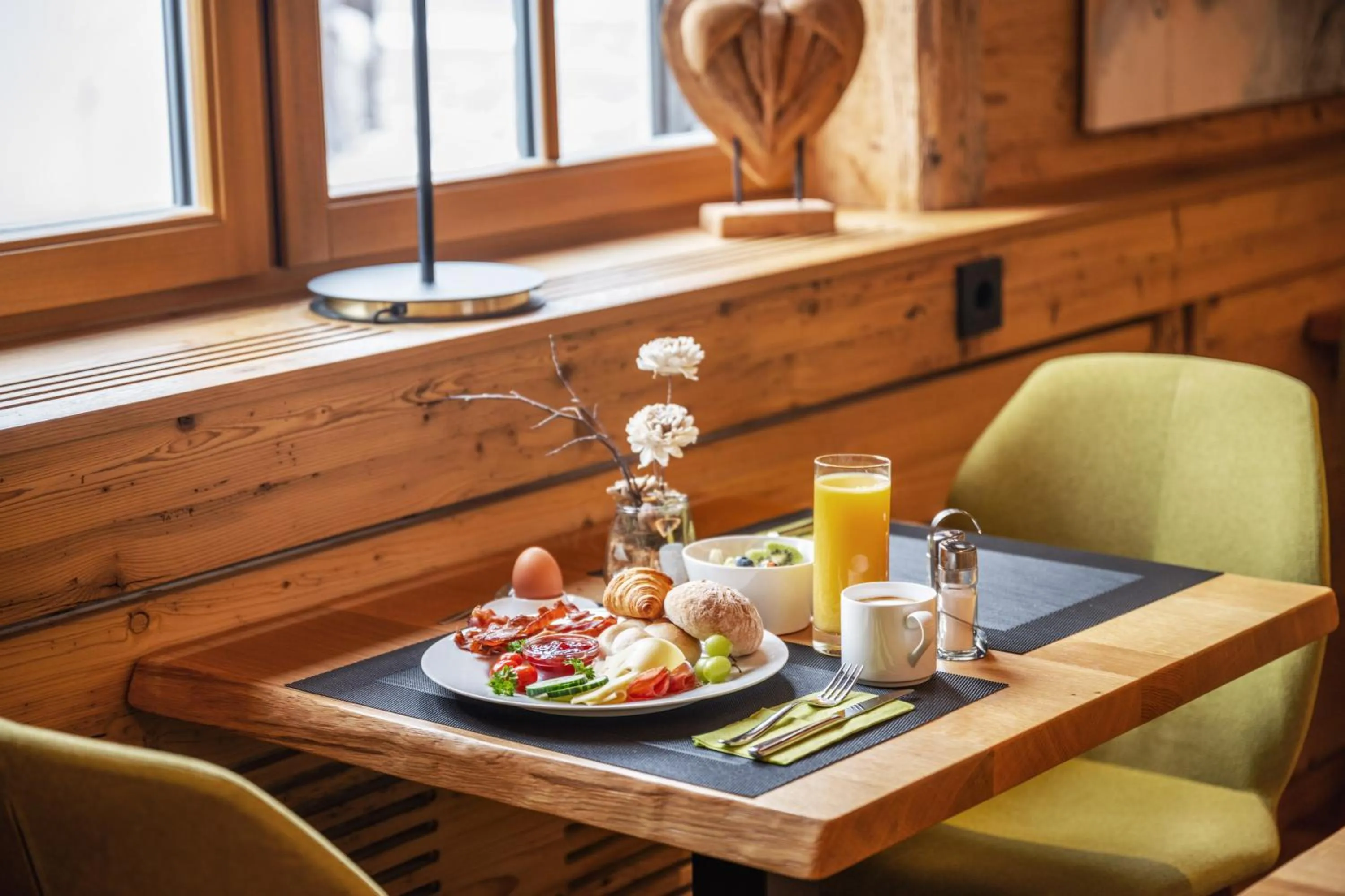 Restaurant/places to eat in Hotel Zeppelin