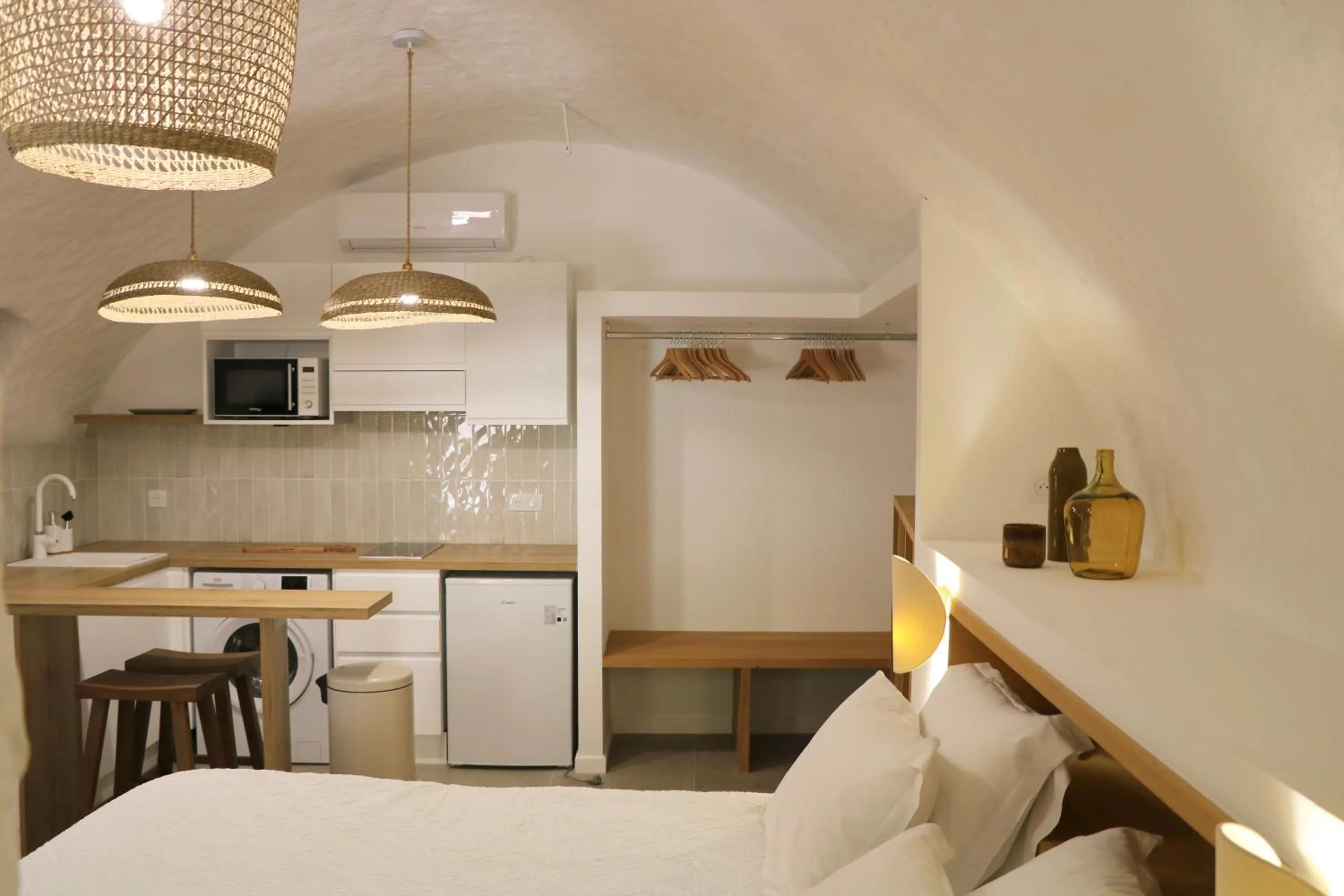 Photo of the whole room, Bed in A Pasturella