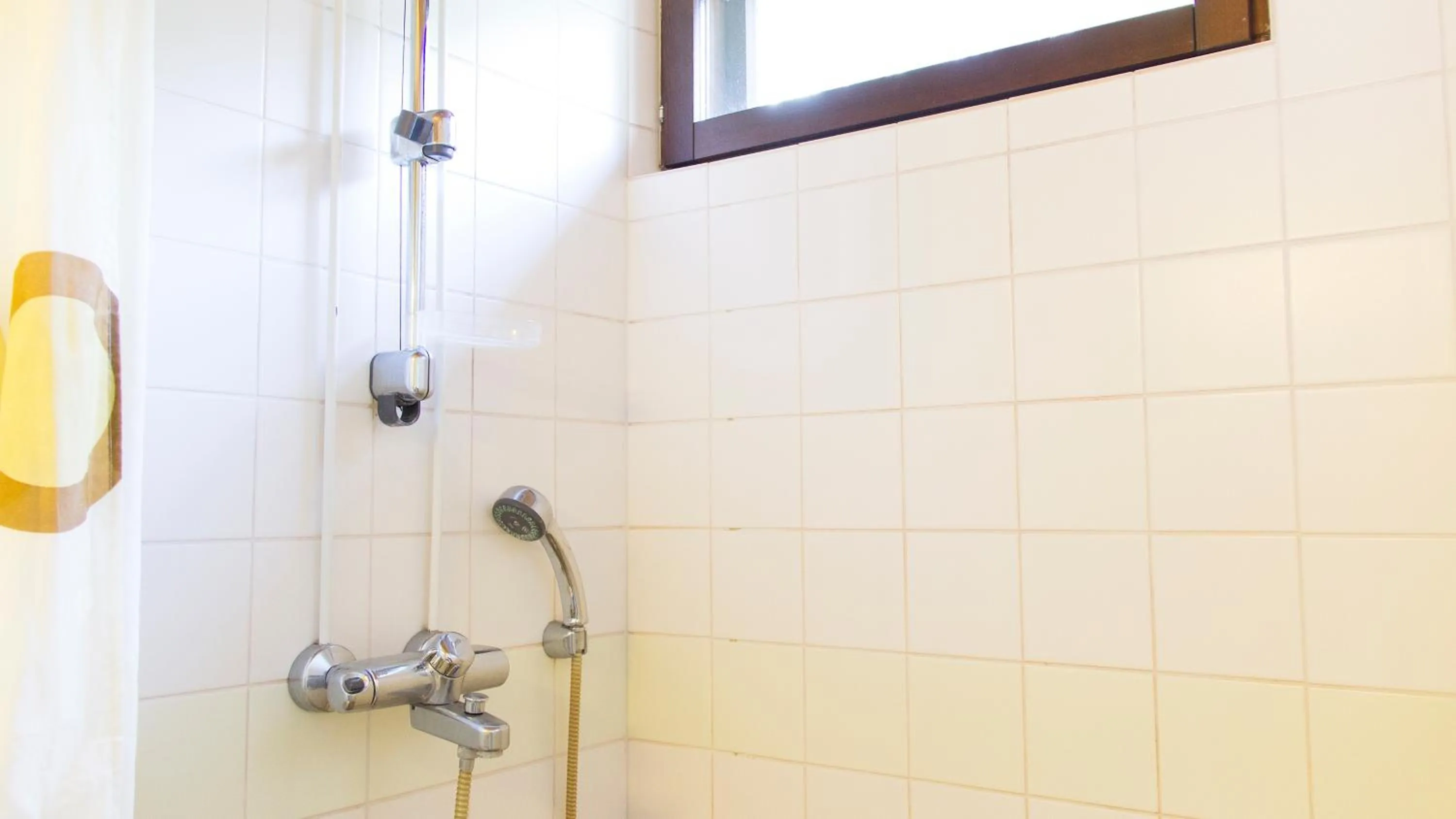 Shower in Summer Hotel Tähtelä, Alkio-opisto