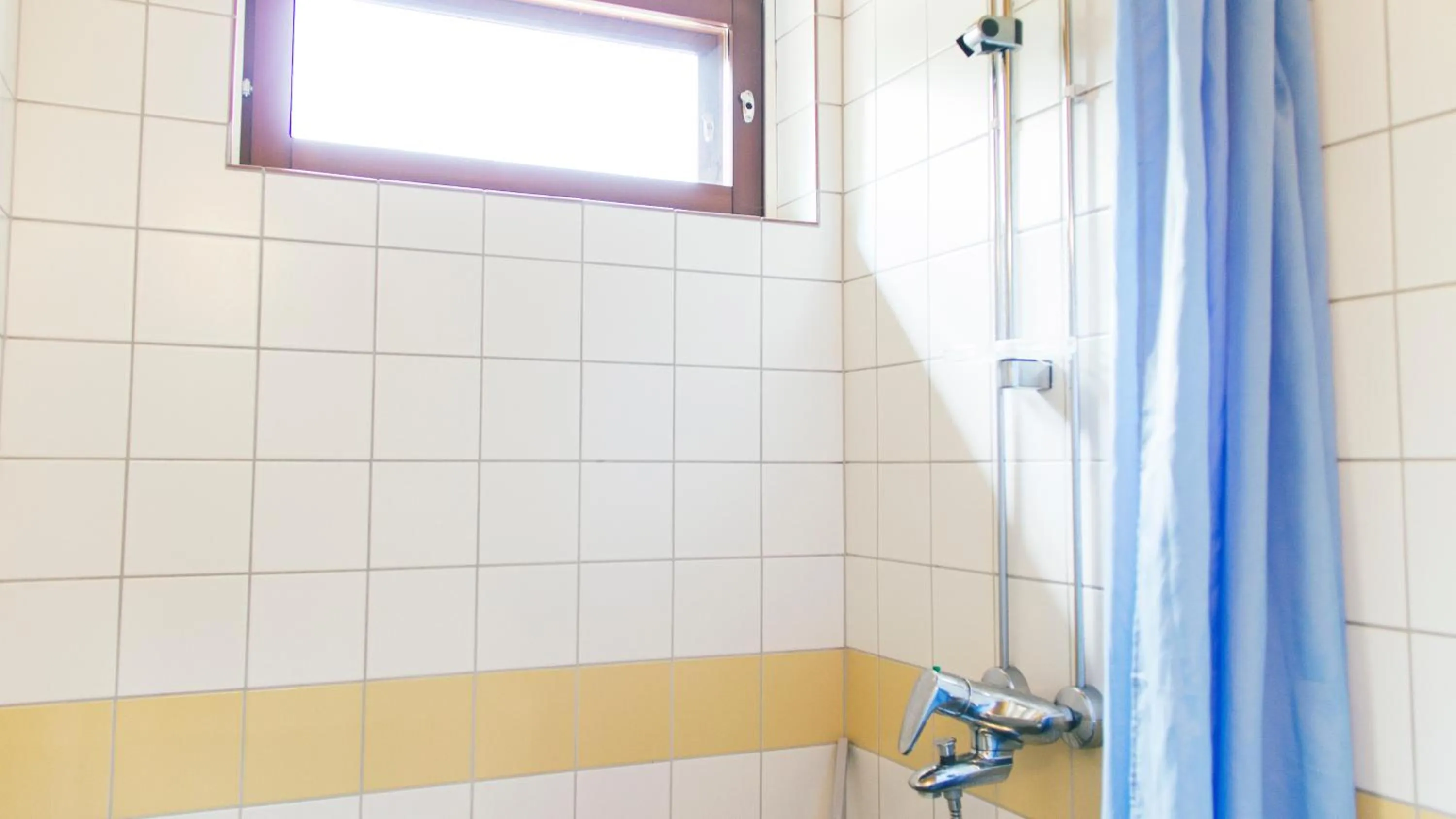 Shower in Summer Hotel Tähtelä, Alkio-opisto