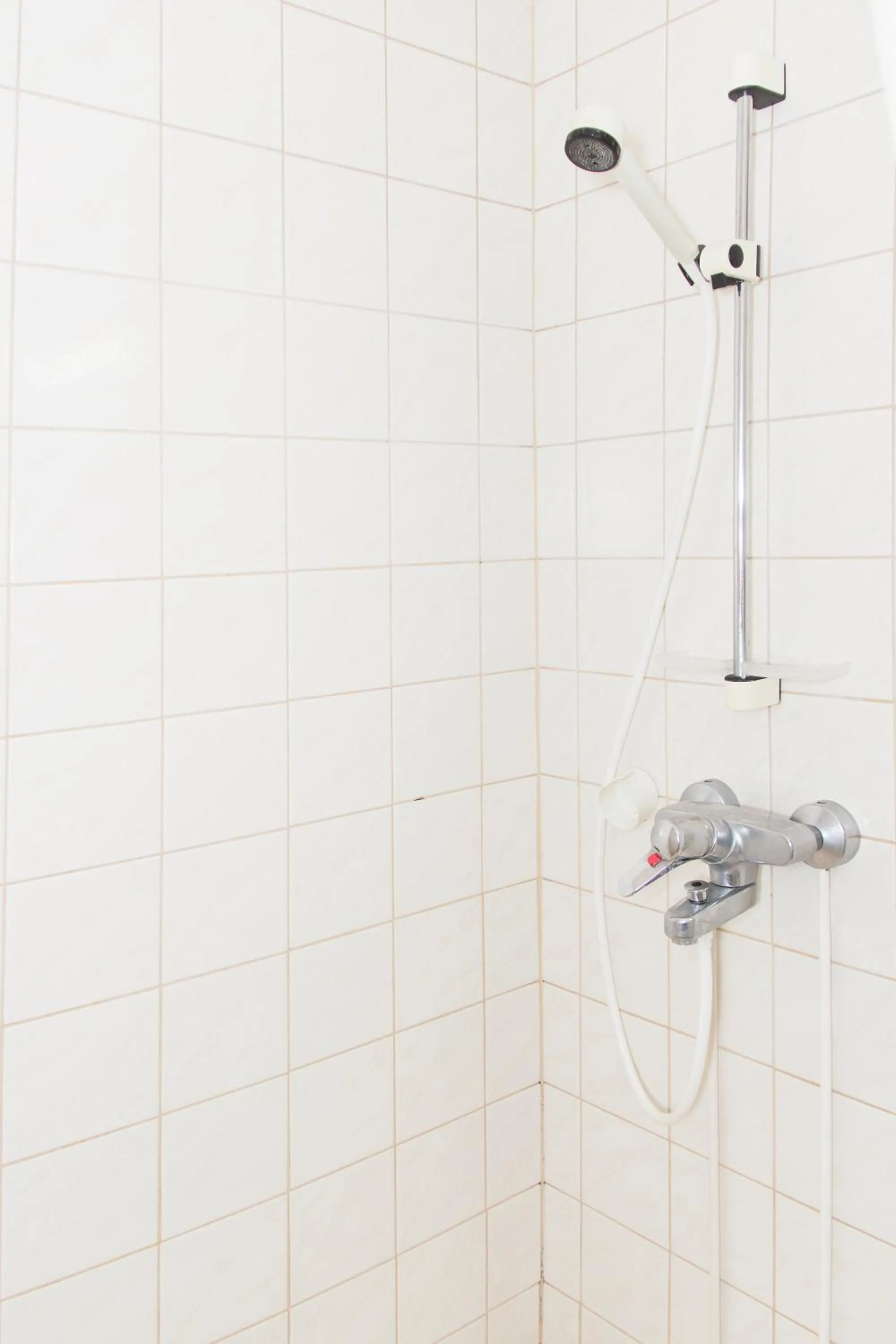 Shower in Summer Hotel Tähtelä, Alkio-opisto