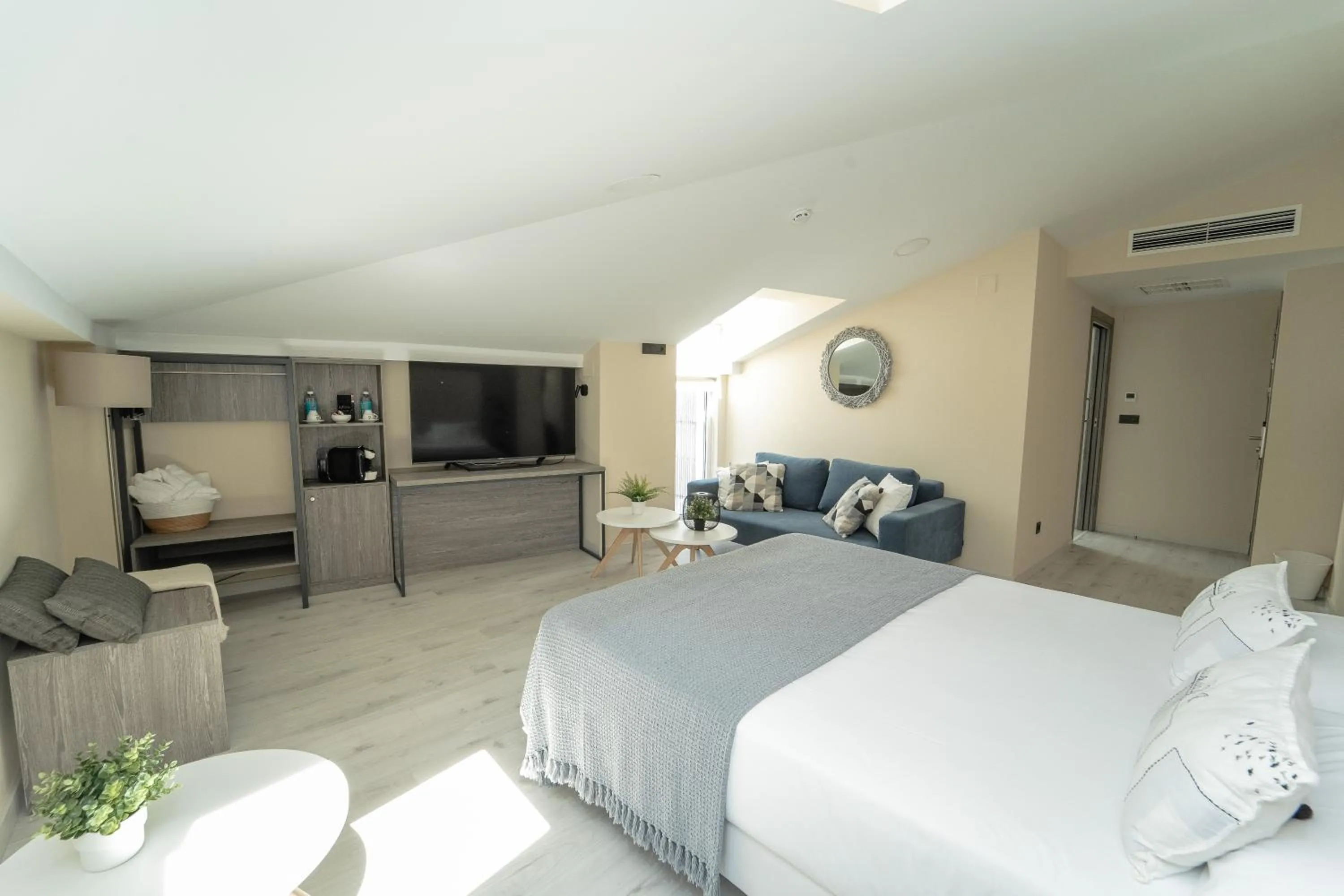 Communal lounge/ TV room, Bed in Hotel Lux Melide