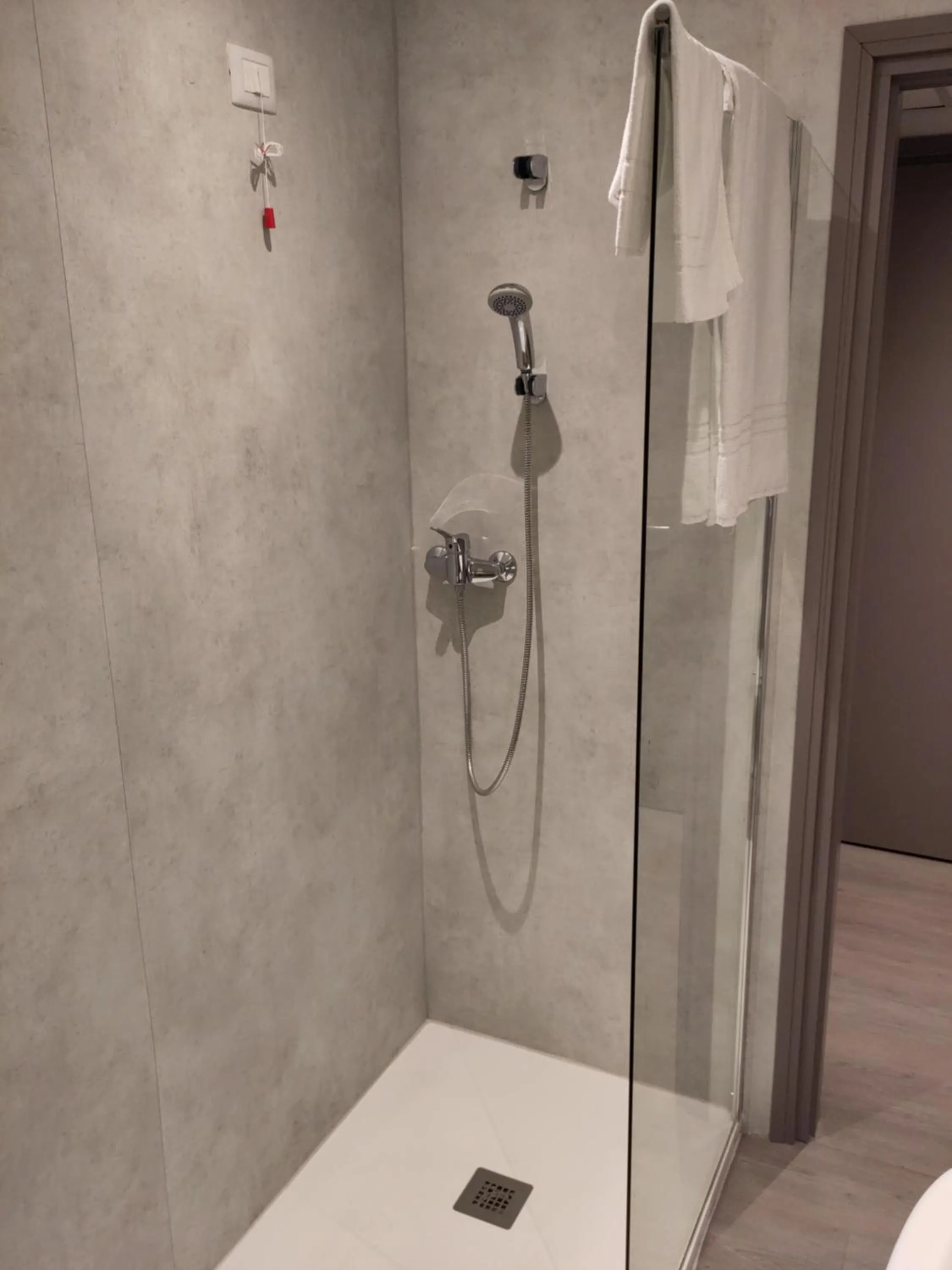 Shower in Confidence Hotel Europa