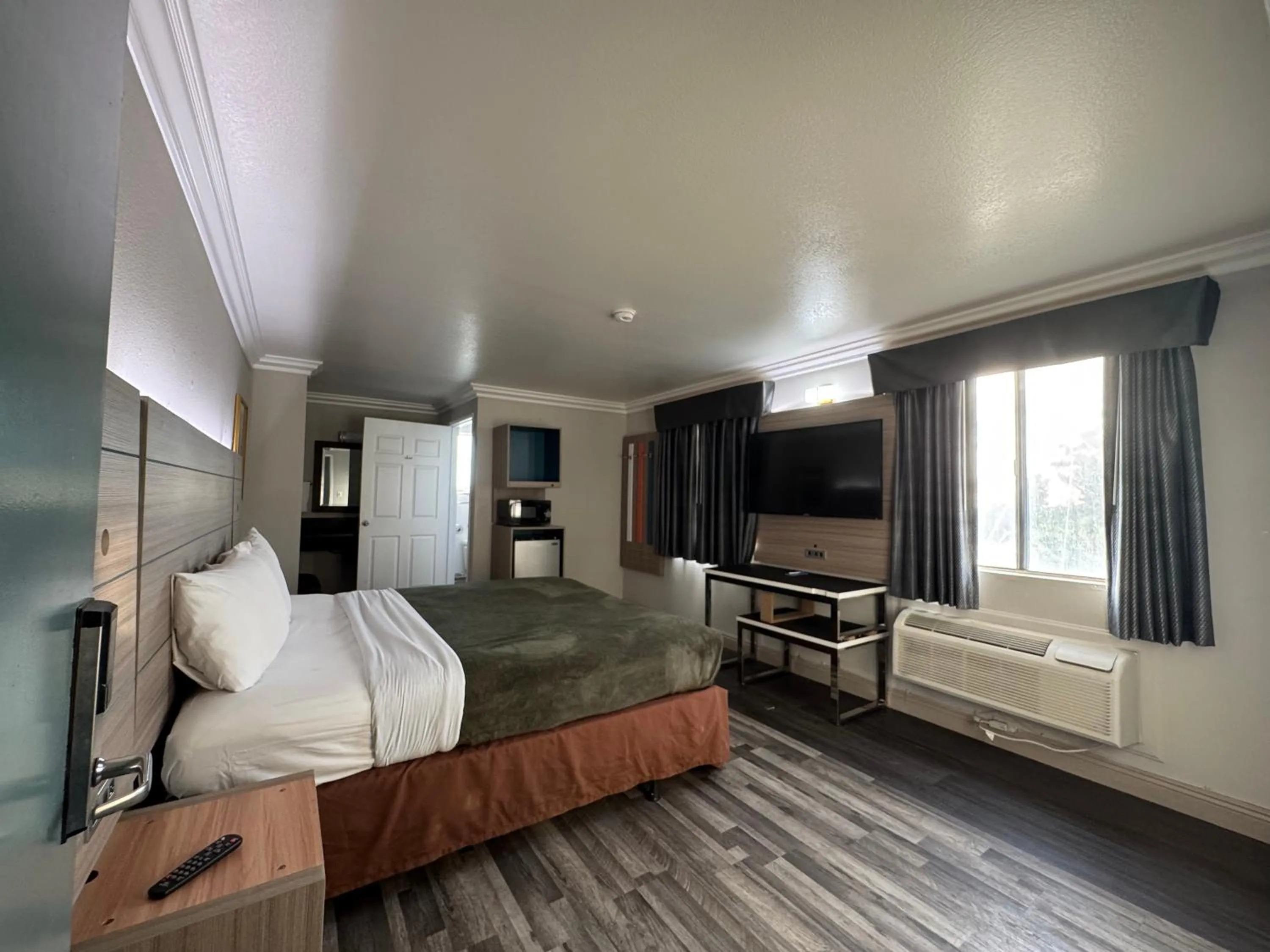 Photo of the whole room, Bed in Rodeway Inn Ventura Midtown